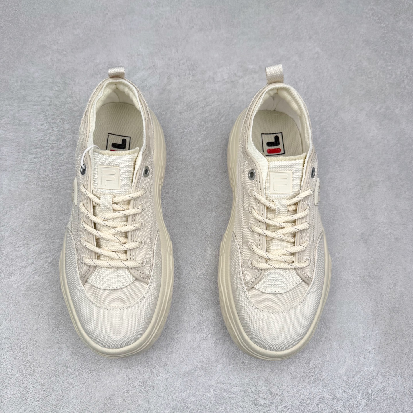 图片[2]-FILA ROCK 斐乐岩石鞋舒适百搭轻便耐磨透气减震低帮帆布鞋 FUSION 系列传承了 FILA 的百年基因，融入年轻运动及潮流文化，成为引领变革、创新突破的一代。以“1+N” 的跨界合作模式重现经典的同时创造经典。带来最出其不意的跨界合作惊喜。同时，FILAFUSION把FILA 的 DNA 融入到定制体验里，你可以随心制造厲于你的产品。FILA FUSION 的鞋家族涵盖了老爹鞋、跑步鞋、网球鞋、季节款。风格复古新潮，满足了时尚人士出行及各类运动的搭配需求，成为当下年轻人筷拥的鞋类品牌之一。FILA FUSION 走进年轻人的世界，通过年轻人运动，街舞，滑板，篮球，展现 FILA FUSION 的潮流态度和年轻文化。FILA FUSION 认为末来属于引领变革、创新突破的年轻一代，让我们一起构成 FILA 未来的蓝图吧！尺码：35.5 36 36.5 37.5 38 38.5 39 40 40.5 41 42 42.5 43 44 44.5 45 45.5-选品中心