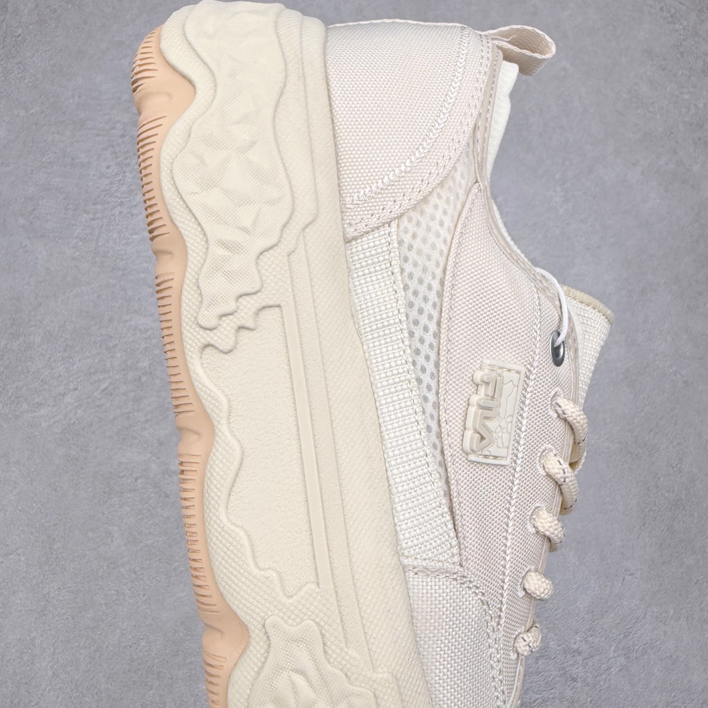 图片[6]-FILA ROCK 斐乐岩石鞋舒适百搭轻便耐磨透气减震低帮帆布鞋 FUSION 系列传承了 FILA 的百年基因，融入年轻运动及潮流文化，成为引领变革、创新突破的一代。以“1+N” 的跨界合作模式重现经典的同时创造经典。带来最出其不意的跨界合作惊喜。同时，FILAFUSION把FILA 的 DNA 融入到定制体验里，你可以随心制造厲于你的产品。FILA FUSION 的鞋家族涵盖了老爹鞋、跑步鞋、网球鞋、季节款。风格复古新潮，满足了时尚人士出行及各类运动的搭配需求，成为当下年轻人筷拥的鞋类品牌之一。FILA FUSION 走进年轻人的世界，通过年轻人运动，街舞，滑板，篮球，展现 FILA FUSION 的潮流态度和年轻文化。FILA FUSION 认为末来属于引领变革、创新突破的年轻一代，让我们一起构成 FILA 未来的蓝图吧！尺码：35.5 36 36.5 37.5 38 38.5 39 40 40.5 41 42 42.5 43 44 44.5 45 45.5-选品中心