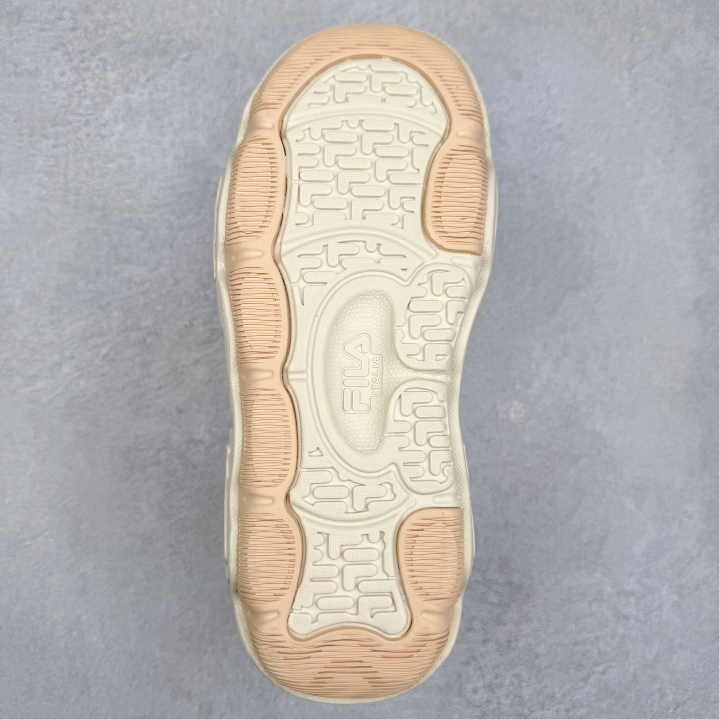 图片[9]-FILA ROCK 斐乐岩石鞋舒适百搭轻便耐磨透气减震低帮帆布鞋 FUSION 系列传承了 FILA 的百年基因，融入年轻运动及潮流文化，成为引领变革、创新突破的一代。以“1+N” 的跨界合作模式重现经典的同时创造经典。带来最出其不意的跨界合作惊喜。同时，FILAFUSION把FILA 的 DNA 融入到定制体验里，你可以随心制造厲于你的产品。FILA FUSION 的鞋家族涵盖了老爹鞋、跑步鞋、网球鞋、季节款。风格复古新潮，满足了时尚人士出行及各类运动的搭配需求，成为当下年轻人筷拥的鞋类品牌之一。FILA FUSION 走进年轻人的世界，通过年轻人运动，街舞，滑板，篮球，展现 FILA FUSION 的潮流态度和年轻文化。FILA FUSION 认为末来属于引领变革、创新突破的年轻一代，让我们一起构成 FILA 未来的蓝图吧！尺码：35.5 36 36.5 37.5 38 38.5 39 40 40.5 41 42 42.5 43 44 44.5 45 45.5-选品中心