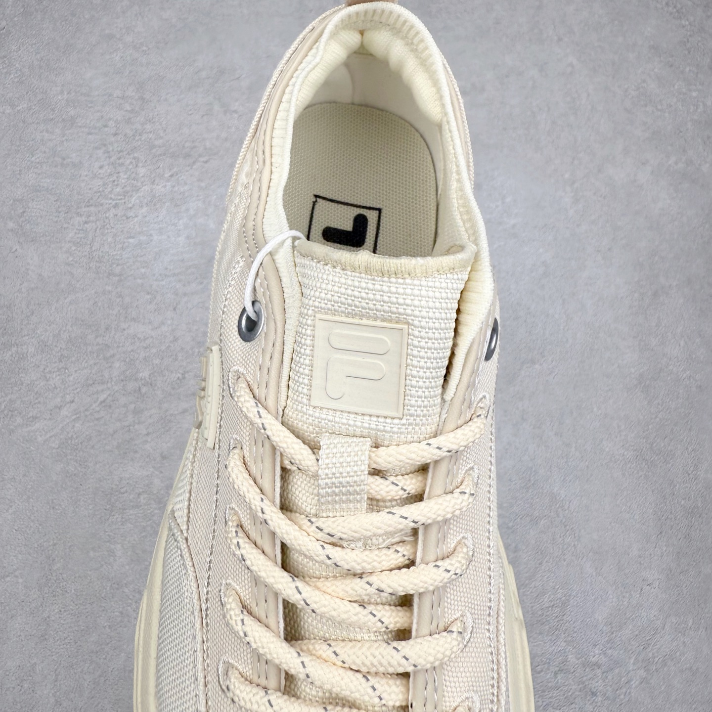 图片[5]-FILA ROCK 斐乐岩石鞋舒适百搭轻便耐磨透气减震低帮帆布鞋 FUSION 系列传承了 FILA 的百年基因，融入年轻运动及潮流文化，成为引领变革、创新突破的一代。以“1+N” 的跨界合作模式重现经典的同时创造经典。带来最出其不意的跨界合作惊喜。同时，FILAFUSION把FILA 的 DNA 融入到定制体验里，你可以随心制造厲于你的产品。FILA FUSION 的鞋家族涵盖了老爹鞋、跑步鞋、网球鞋、季节款。风格复古新潮，满足了时尚人士出行及各类运动的搭配需求，成为当下年轻人筷拥的鞋类品牌之一。FILA FUSION 走进年轻人的世界，通过年轻人运动，街舞，滑板，篮球，展现 FILA FUSION 的潮流态度和年轻文化。FILA FUSION 认为末来属于引领变革、创新突破的年轻一代，让我们一起构成 FILA 未来的蓝图吧！尺码：35.5 36 36.5 37.5 38 38.5 39 40 40.5 41 42 42.5 43 44 44.5 45 45.5-选品中心