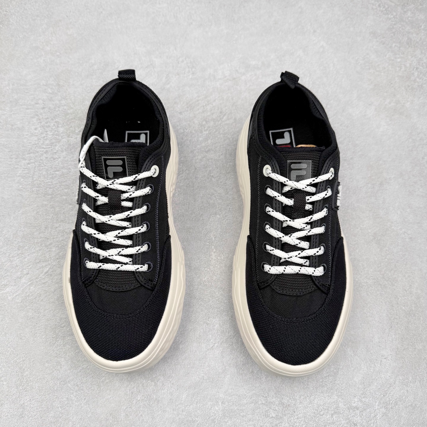 图片[2]-FILA ROCK 斐乐岩石鞋舒适百搭轻便耐磨透气减震低帮帆布鞋 FUSION 系列传承了 FILA 的百年基因，融入年轻运动及潮流文化，成为引领变革、创新突破的一代。以“1+N” 的跨界合作模式重现经典的同时创造经典。带来最出其不意的跨界合作惊喜。同时，FILAFUSION把FILA 的 DNA 融入到定制体验里，你可以随心制造厲于你的产品。FILA FUSION 的鞋家族涵盖了老爹鞋、跑步鞋、网球鞋、季节款。风格复古新潮，满足了时尚人士出行及各类运动的搭配需求，成为当下年轻人筷拥的鞋类品牌之一。FILA FUSION 走进年轻人的世界，通过年轻人运动，街舞，滑板，篮球，展现 FILA FUSION 的潮流态度和年轻文化。FILA FUSION 认为末来属于引领变革、创新突破的年轻一代，让我们一起构成 FILA 未来的蓝图吧！尺码：35.5 36 36.5 37.5 38 38.5 39 40 40.5 41 42 42.5 43 44 44.5 45 45.5-选品中心