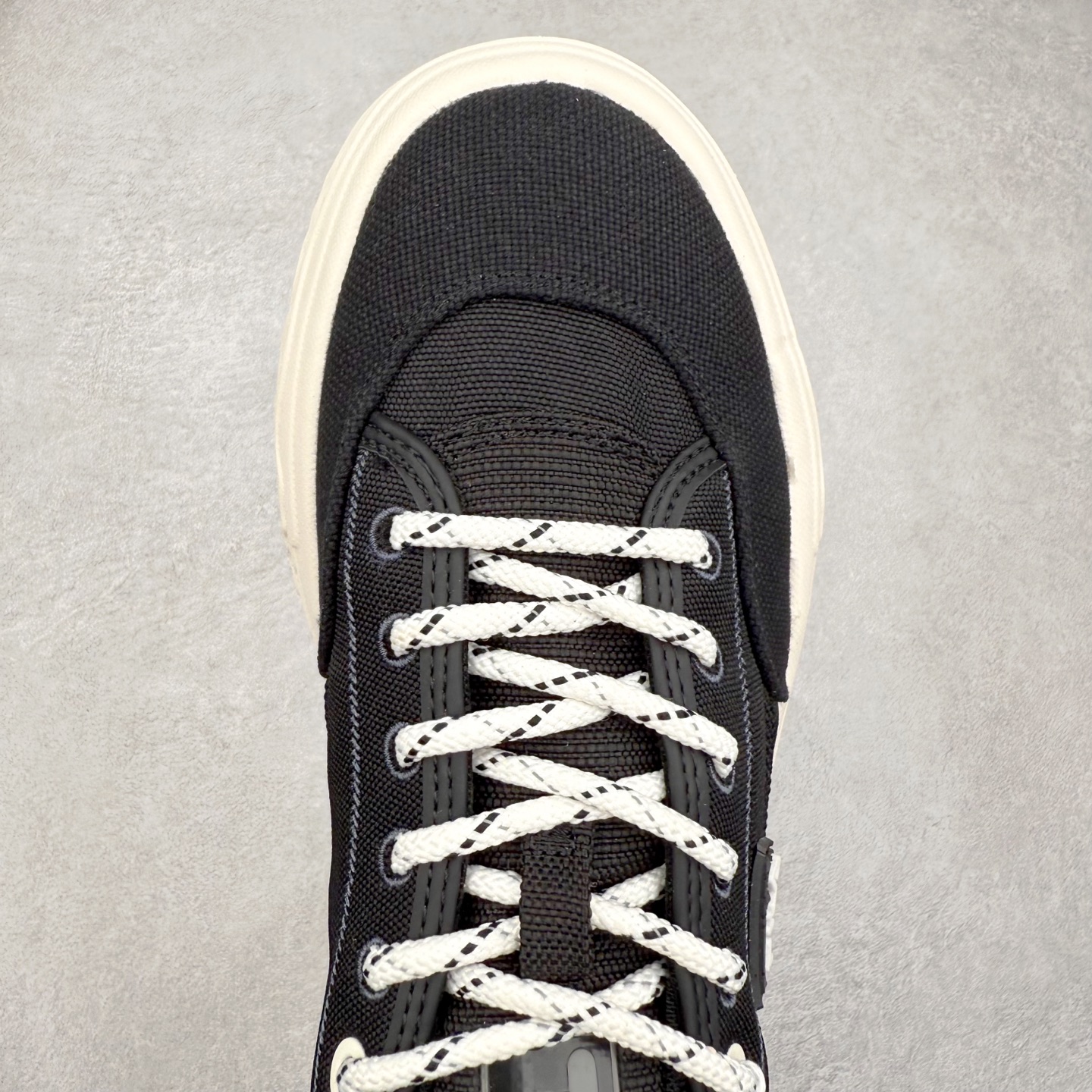 图片[4]-FILA ROCK 斐乐岩石鞋舒适百搭轻便耐磨透气减震低帮帆布鞋 FUSION 系列传承了 FILA 的百年基因，融入年轻运动及潮流文化，成为引领变革、创新突破的一代。以“1+N” 的跨界合作模式重现经典的同时创造经典。带来最出其不意的跨界合作惊喜。同时，FILAFUSION把FILA 的 DNA 融入到定制体验里，你可以随心制造厲于你的产品。FILA FUSION 的鞋家族涵盖了老爹鞋、跑步鞋、网球鞋、季节款。风格复古新潮，满足了时尚人士出行及各类运动的搭配需求，成为当下年轻人筷拥的鞋类品牌之一。FILA FUSION 走进年轻人的世界，通过年轻人运动，街舞，滑板，篮球，展现 FILA FUSION 的潮流态度和年轻文化。FILA FUSION 认为末来属于引领变革、创新突破的年轻一代，让我们一起构成 FILA 未来的蓝图吧！尺码：35.5 36 36.5 37.5 38 38.5 39 40 40.5 41 42 42.5 43 44 44.5 45 45.5-选品中心