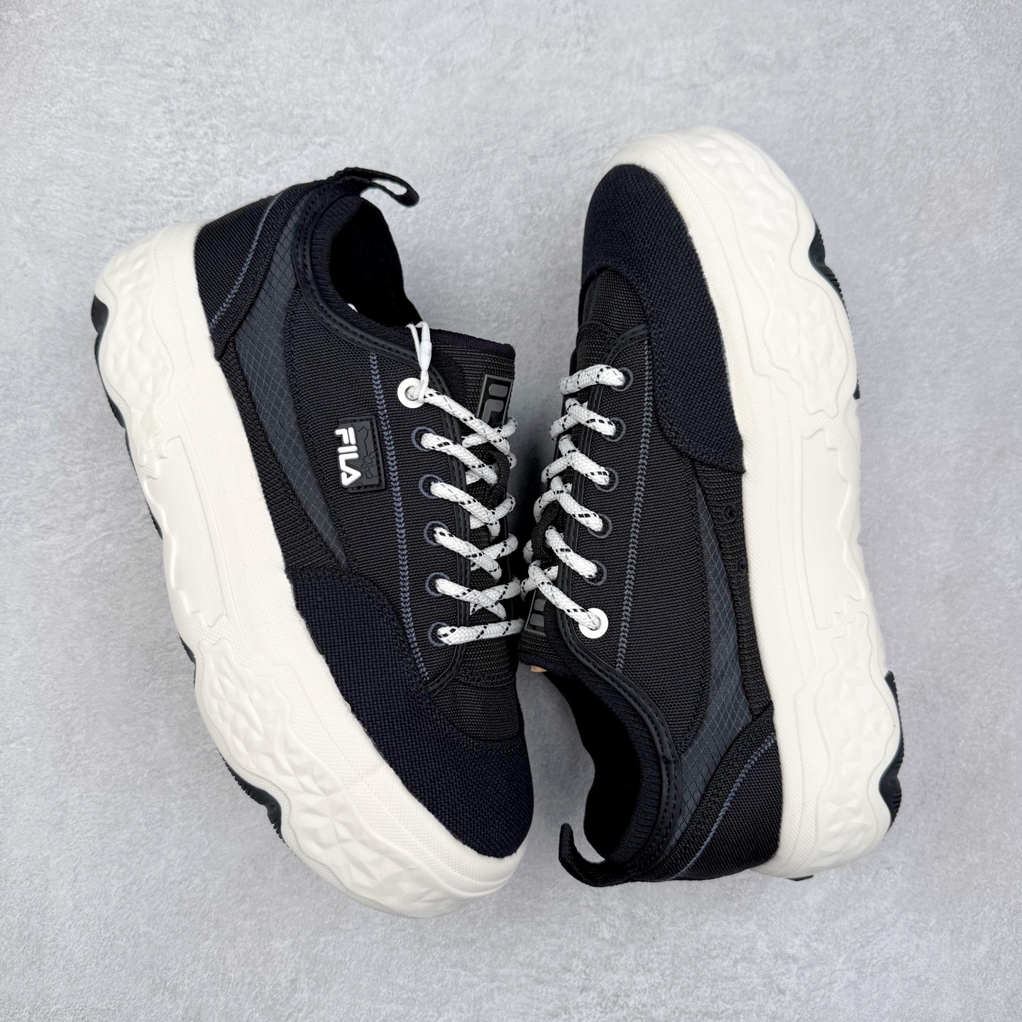 图片[3]-FILA ROCK 斐乐岩石鞋舒适百搭轻便耐磨透气减震低帮帆布鞋 FUSION 系列传承了 FILA 的百年基因，融入年轻运动及潮流文化，成为引领变革、创新突破的一代。以“1+N” 的跨界合作模式重现经典的同时创造经典。带来最出其不意的跨界合作惊喜。同时，FILAFUSION把FILA 的 DNA 融入到定制体验里，你可以随心制造厲于你的产品。FILA FUSION 的鞋家族涵盖了老爹鞋、跑步鞋、网球鞋、季节款。风格复古新潮，满足了时尚人士出行及各类运动的搭配需求，成为当下年轻人筷拥的鞋类品牌之一。FILA FUSION 走进年轻人的世界，通过年轻人运动，街舞，滑板，篮球，展现 FILA FUSION 的潮流态度和年轻文化。FILA FUSION 认为末来属于引领变革、创新突破的年轻一代，让我们一起构成 FILA 未来的蓝图吧！尺码：35.5 36 36.5 37.5 38 38.5 39 40 40.5 41 42 42.5 43 44 44.5 45 45.5-选品中心