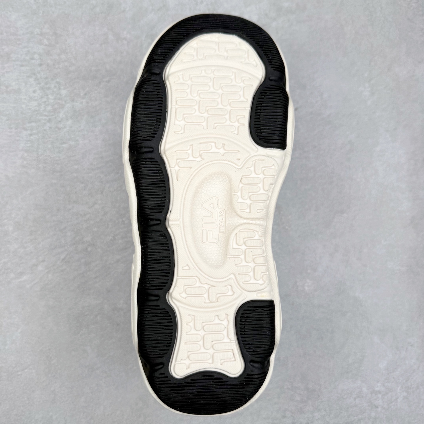 图片[9]-FILA ROCK 斐乐岩石鞋舒适百搭轻便耐磨透气减震低帮帆布鞋 FUSION 系列传承了 FILA 的百年基因，融入年轻运动及潮流文化，成为引领变革、创新突破的一代。以“1+N” 的跨界合作模式重现经典的同时创造经典。带来最出其不意的跨界合作惊喜。同时，FILAFUSION把FILA 的 DNA 融入到定制体验里，你可以随心制造厲于你的产品。FILA FUSION 的鞋家族涵盖了老爹鞋、跑步鞋、网球鞋、季节款。风格复古新潮，满足了时尚人士出行及各类运动的搭配需求，成为当下年轻人筷拥的鞋类品牌之一。FILA FUSION 走进年轻人的世界，通过年轻人运动，街舞，滑板，篮球，展现 FILA FUSION 的潮流态度和年轻文化。FILA FUSION 认为末来属于引领变革、创新突破的年轻一代，让我们一起构成 FILA 未来的蓝图吧！尺码：35.5 36 36.5 37.5 38 38.5 39 40 40.5 41 42 42.5 43 44 44.5 45 45.5-选品中心