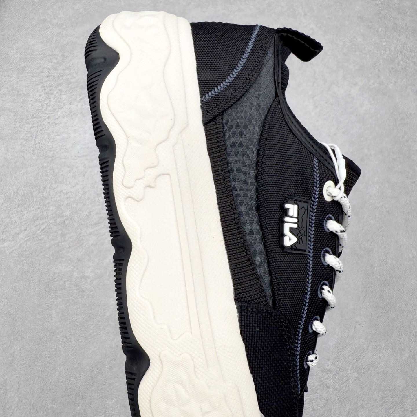 图片[6]-FILA ROCK 斐乐岩石鞋舒适百搭轻便耐磨透气减震低帮帆布鞋 FUSION 系列传承了 FILA 的百年基因，融入年轻运动及潮流文化，成为引领变革、创新突破的一代。以“1+N” 的跨界合作模式重现经典的同时创造经典。带来最出其不意的跨界合作惊喜。同时，FILAFUSION把FILA 的 DNA 融入到定制体验里，你可以随心制造厲于你的产品。FILA FUSION 的鞋家族涵盖了老爹鞋、跑步鞋、网球鞋、季节款。风格复古新潮，满足了时尚人士出行及各类运动的搭配需求，成为当下年轻人筷拥的鞋类品牌之一。FILA FUSION 走进年轻人的世界，通过年轻人运动，街舞，滑板，篮球，展现 FILA FUSION 的潮流态度和年轻文化。FILA FUSION 认为末来属于引领变革、创新突破的年轻一代，让我们一起构成 FILA 未来的蓝图吧！尺码：35.5 36 36.5 37.5 38 38.5 39 40 40.5 41 42 42.5 43 44 44.5 45 45.5-选品中心