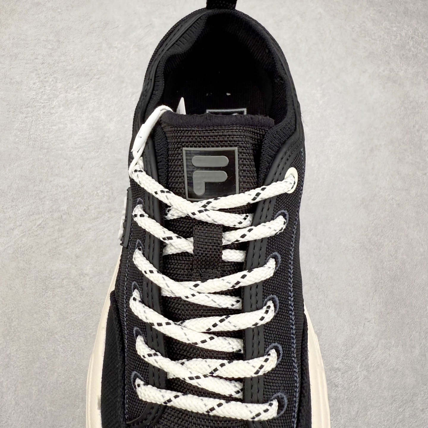 图片[5]-FILA ROCK 斐乐岩石鞋舒适百搭轻便耐磨透气减震低帮帆布鞋 FUSION 系列传承了 FILA 的百年基因，融入年轻运动及潮流文化，成为引领变革、创新突破的一代。以“1+N” 的跨界合作模式重现经典的同时创造经典。带来最出其不意的跨界合作惊喜。同时，FILAFUSION把FILA 的 DNA 融入到定制体验里，你可以随心制造厲于你的产品。FILA FUSION 的鞋家族涵盖了老爹鞋、跑步鞋、网球鞋、季节款。风格复古新潮，满足了时尚人士出行及各类运动的搭配需求，成为当下年轻人筷拥的鞋类品牌之一。FILA FUSION 走进年轻人的世界，通过年轻人运动，街舞，滑板，篮球，展现 FILA FUSION 的潮流态度和年轻文化。FILA FUSION 认为末来属于引领变革、创新突破的年轻一代，让我们一起构成 FILA 未来的蓝图吧！尺码：35.5 36 36.5 37.5 38 38.5 39 40 40.5 41 42 42.5 43 44 44.5 45 45.5-选品中心