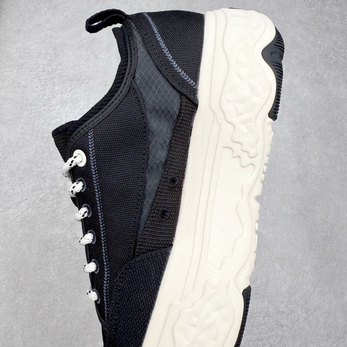 图片[7]-FILA ROCK 斐乐岩石鞋舒适百搭轻便耐磨透气减震低帮帆布鞋 FUSION 系列传承了 FILA 的百年基因，融入年轻运动及潮流文化，成为引领变革、创新突破的一代。以“1+N” 的跨界合作模式重现经典的同时创造经典。带来最出其不意的跨界合作惊喜。同时，FILAFUSION把FILA 的 DNA 融入到定制体验里，你可以随心制造厲于你的产品。FILA FUSION 的鞋家族涵盖了老爹鞋、跑步鞋、网球鞋、季节款。风格复古新潮，满足了时尚人士出行及各类运动的搭配需求，成为当下年轻人筷拥的鞋类品牌之一。FILA FUSION 走进年轻人的世界，通过年轻人运动，街舞，滑板，篮球，展现 FILA FUSION 的潮流态度和年轻文化。FILA FUSION 认为末来属于引领变革、创新突破的年轻一代，让我们一起构成 FILA 未来的蓝图吧！尺码：35.5 36 36.5 37.5 38 38.5 39 40 40.5 41 42 42.5 43 44 44.5 45 45.5-选品中心