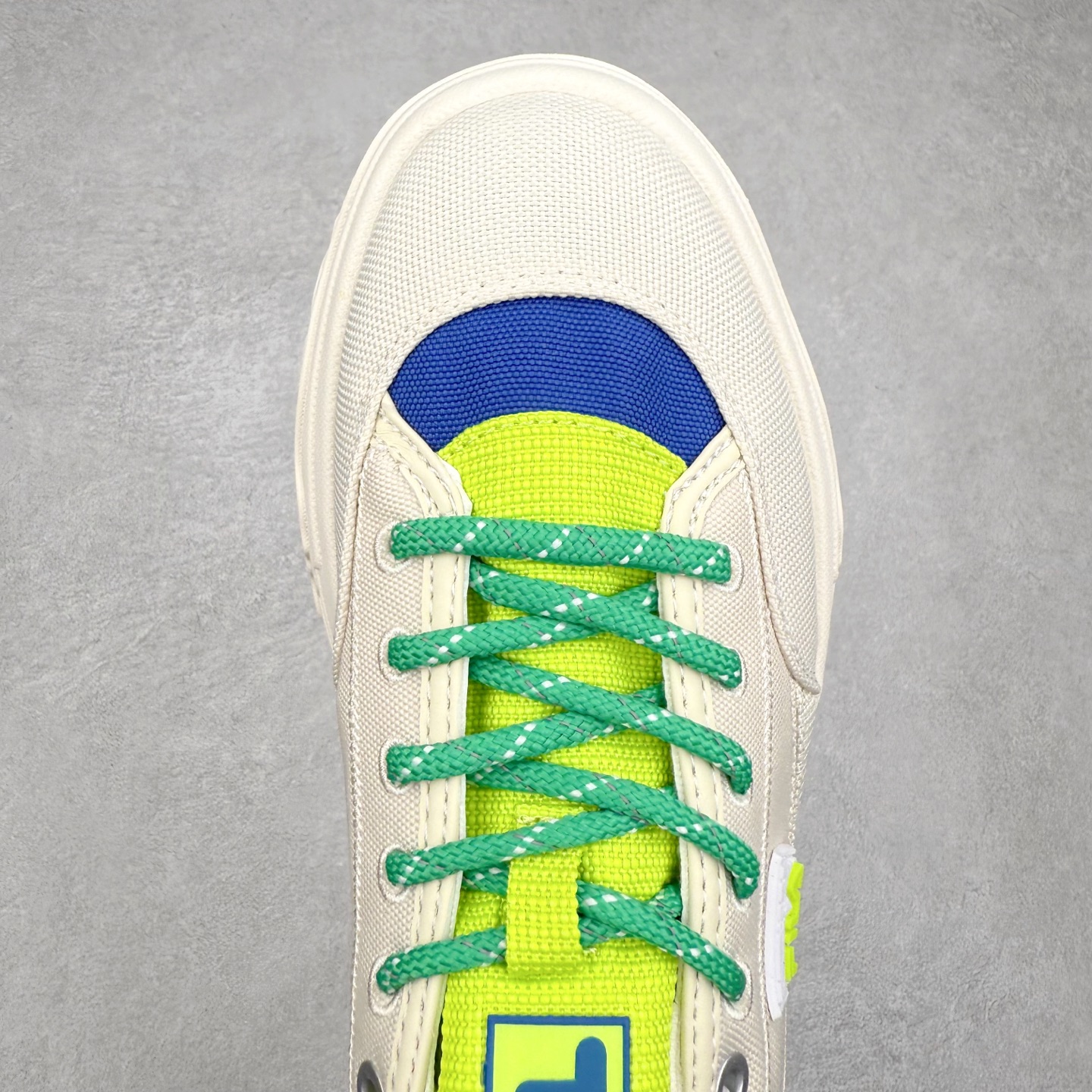 图片[4]-FILA ROCK 斐乐岩石鞋舒适百搭轻便耐磨透气减震低帮帆布鞋 FUSION 系列传承了 FILA 的百年基因，融入年轻运动及潮流文化，成为引领变革、创新突破的一代。以“1+N” 的跨界合作模式重现经典的同时创造经典。带来最出其不意的跨界合作惊喜。同时，FILAFUSION把FILA 的 DNA 融入到定制体验里，你可以随心制造厲于你的产品。FILA FUSION 的鞋家族涵盖了老爹鞋、跑步鞋、网球鞋、季节款。风格复古新潮，满足了时尚人士出行及各类运动的搭配需求，成为当下年轻人筷拥的鞋类品牌之一。FILA FUSION 走进年轻人的世界，通过年轻人运动，街舞，滑板，篮球，展现 FILA FUSION 的潮流态度和年轻文化。FILA FUSION 认为末来属于引领变革、创新突破的年轻一代，让我们一起构成 FILA 未来的蓝图吧！尺码：35.5 36 36.5 37.5 38 38.5 39 40 40.5 41 42 42.5 43 44 44.5 45 45.5-选品中心