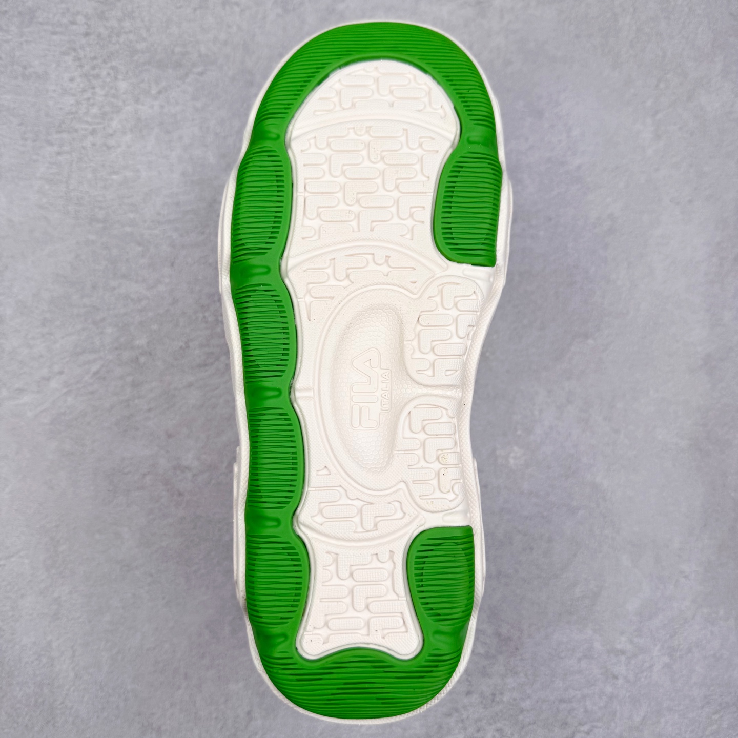 图片[9]-FILA ROCK 斐乐岩石鞋舒适百搭轻便耐磨透气减震低帮帆布鞋 FUSION 系列传承了 FILA 的百年基因，融入年轻运动及潮流文化，成为引领变革、创新突破的一代。以“1+N” 的跨界合作模式重现经典的同时创造经典。带来最出其不意的跨界合作惊喜。同时，FILAFUSION把FILA 的 DNA 融入到定制体验里，你可以随心制造厲于你的产品。FILA FUSION 的鞋家族涵盖了老爹鞋、跑步鞋、网球鞋、季节款。风格复古新潮，满足了时尚人士出行及各类运动的搭配需求，成为当下年轻人筷拥的鞋类品牌之一。FILA FUSION 走进年轻人的世界，通过年轻人运动，街舞，滑板，篮球，展现 FILA FUSION 的潮流态度和年轻文化。FILA FUSION 认为末来属于引领变革、创新突破的年轻一代，让我们一起构成 FILA 未来的蓝图吧！尺码：35.5 36 36.5 37.5 38 38.5 39 40 40.5 41 42 42.5 43 44 44.5 45 45.5-选品中心