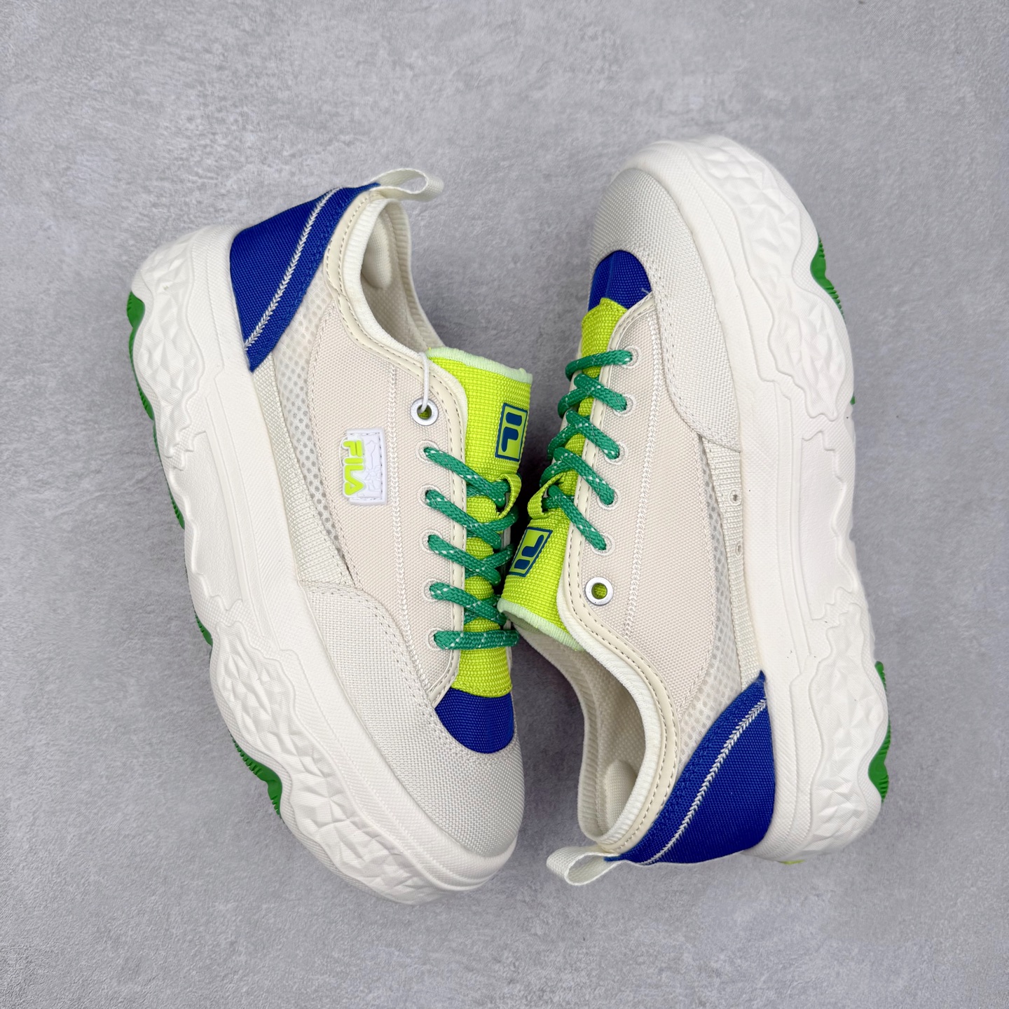 图片[3]-FILA ROCK 斐乐岩石鞋舒适百搭轻便耐磨透气减震低帮帆布鞋 FUSION 系列传承了 FILA 的百年基因，融入年轻运动及潮流文化，成为引领变革、创新突破的一代。以“1+N” 的跨界合作模式重现经典的同时创造经典。带来最出其不意的跨界合作惊喜。同时，FILAFUSION把FILA 的 DNA 融入到定制体验里，你可以随心制造厲于你的产品。FILA FUSION 的鞋家族涵盖了老爹鞋、跑步鞋、网球鞋、季节款。风格复古新潮，满足了时尚人士出行及各类运动的搭配需求，成为当下年轻人筷拥的鞋类品牌之一。FILA FUSION 走进年轻人的世界，通过年轻人运动，街舞，滑板，篮球，展现 FILA FUSION 的潮流态度和年轻文化。FILA FUSION 认为末来属于引领变革、创新突破的年轻一代，让我们一起构成 FILA 未来的蓝图吧！尺码：35.5 36 36.5 37.5 38 38.5 39 40 40.5 41 42 42.5 43 44 44.5 45 45.5-选品中心