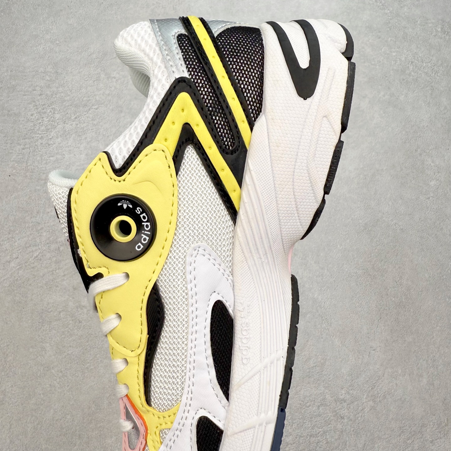 图片[7]-AD Original Astir 耐磨复古运动休闲鞋 鞋款灵感来自2000年代的跑步款式 鞋面和超大号孔眼进行更新复古色系搭配经典蓝白色 金色线条贯穿鞋身 增强鞋整体的流线感拼接设计 整体更显得有层次感，更有老爹鞋的味道网面透气设计 夏日出门也不会感到闷脚既舒适又透气带点稍微厚底的中底特殊材料 上脚偏软非常显高显瘦 休闲运动都可以搭配 尺码：35.5 36 36.5 37.5 38 38.5 39 40 40.5 41 42 42.5 43 44 44.5 45-选品中心