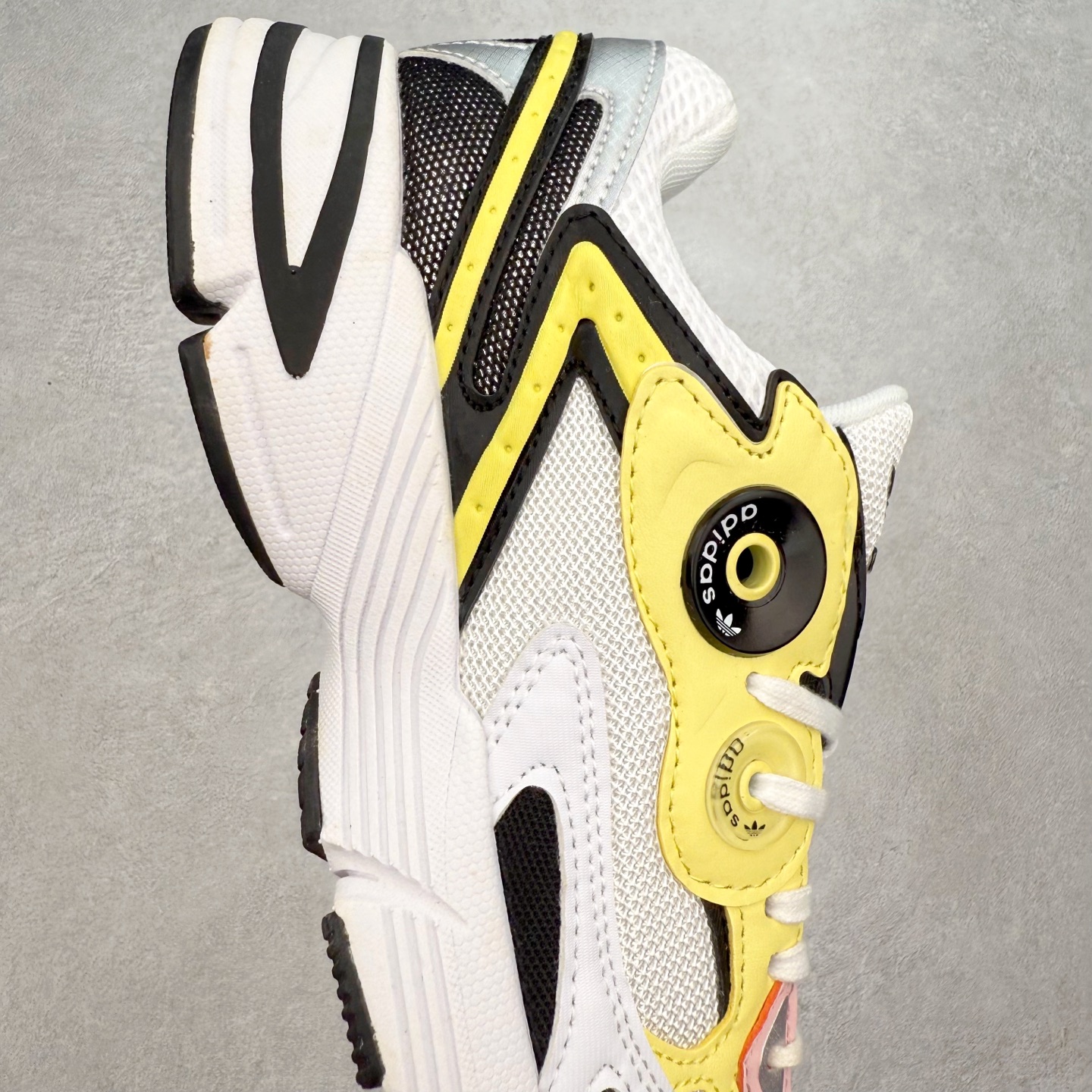 图片[6]-AD Original Astir 耐磨复古运动休闲鞋 鞋款灵感来自2000年代的跑步款式 鞋面和超大号孔眼进行更新复古色系搭配经典蓝白色 金色线条贯穿鞋身 增强鞋整体的流线感拼接设计 整体更显得有层次感，更有老爹鞋的味道网面透气设计 夏日出门也不会感到闷脚既舒适又透气带点稍微厚底的中底特殊材料 上脚偏软非常显高显瘦 休闲运动都可以搭配 尺码：35.5 36 36.5 37.5 38 38.5 39 40 40.5 41 42 42.5 43 44 44.5 45-选品中心