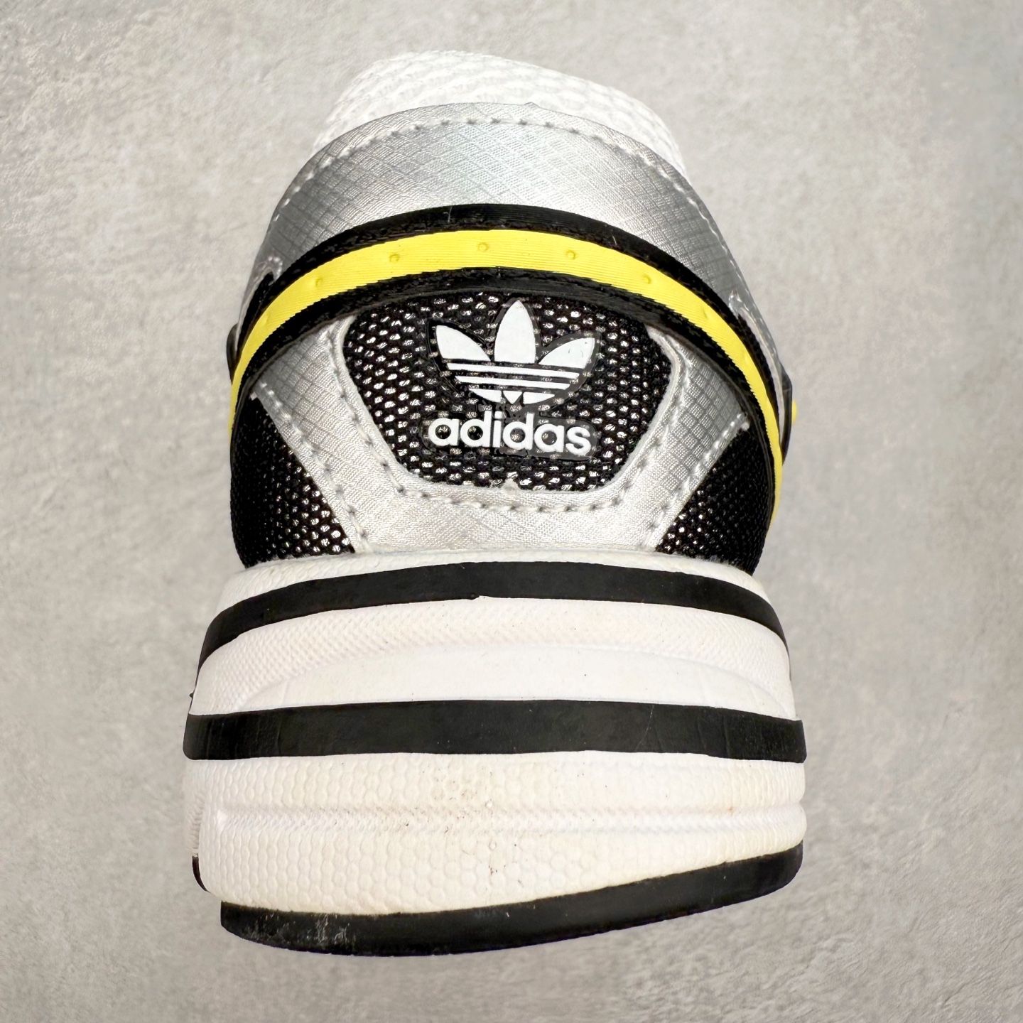 图片[8]-AD Original Astir 耐磨复古运动休闲鞋 鞋款灵感来自2000年代的跑步款式 鞋面和超大号孔眼进行更新复古色系搭配经典蓝白色 金色线条贯穿鞋身 增强鞋整体的流线感拼接设计 整体更显得有层次感，更有老爹鞋的味道网面透气设计 夏日出门也不会感到闷脚既舒适又透气带点稍微厚底的中底特殊材料 上脚偏软非常显高显瘦 休闲运动都可以搭配 尺码：35.5 36 36.5 37.5 38 38.5 39 40 40.5 41 42 42.5 43 44 44.5 45-选品中心