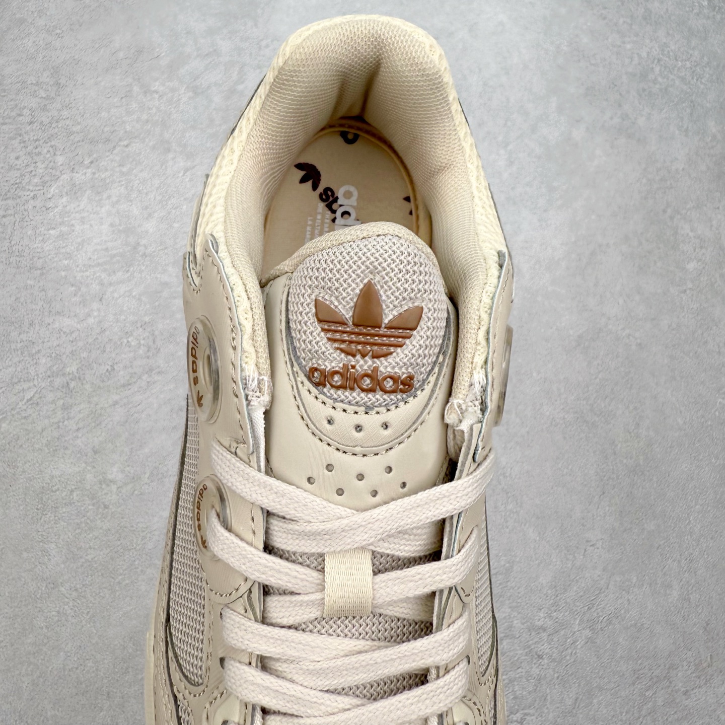 图片[5]-AD Original Astir 耐磨复古运动休闲鞋 鞋款灵感来自2000年代的跑步款式 鞋面和超大号孔眼进行更新复古色系搭配经典蓝白色 金色线条贯穿鞋身 增强鞋整体的流线感拼接设计 整体更显得有层次感，更有老爹鞋的味道网面透气设计 夏日出门也不会感到闷脚既舒适又透气带点稍微厚底的中底特殊材料 上脚偏软非常显高显瘦 休闲运动都可以搭配 尺码：35.5 36 36.5 37.5 38 38.5 39 40 40.5 41 42 42.5 43 44 44.5 45-选品中心