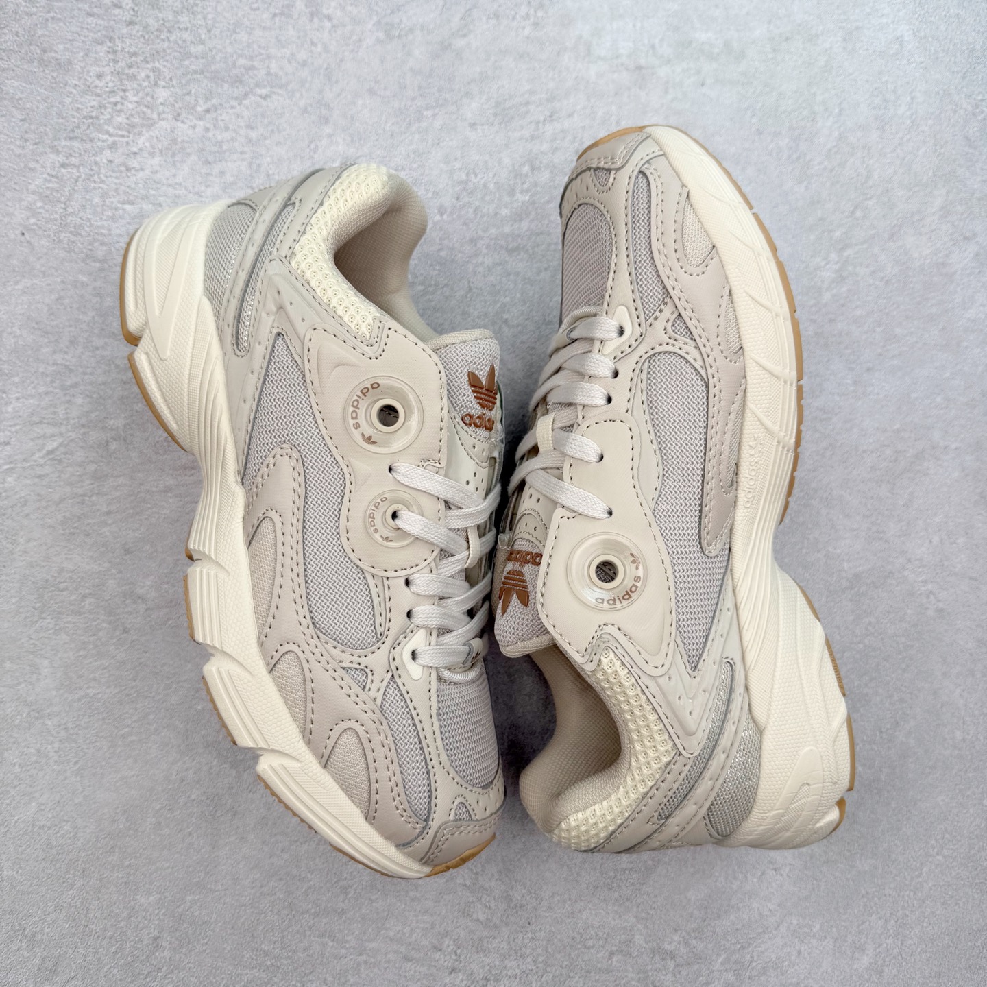 图片[3]-AD Original Astir 耐磨复古运动休闲鞋 鞋款灵感来自2000年代的跑步款式 鞋面和超大号孔眼进行更新复古色系搭配经典蓝白色 金色线条贯穿鞋身 增强鞋整体的流线感拼接设计 整体更显得有层次感，更有老爹鞋的味道网面透气设计 夏日出门也不会感到闷脚既舒适又透气带点稍微厚底的中底特殊材料 上脚偏软非常显高显瘦 休闲运动都可以搭配 尺码：35.5 36 36.5 37.5 38 38.5 39 40 40.5 41 42 42.5 43 44 44.5 45-选品中心