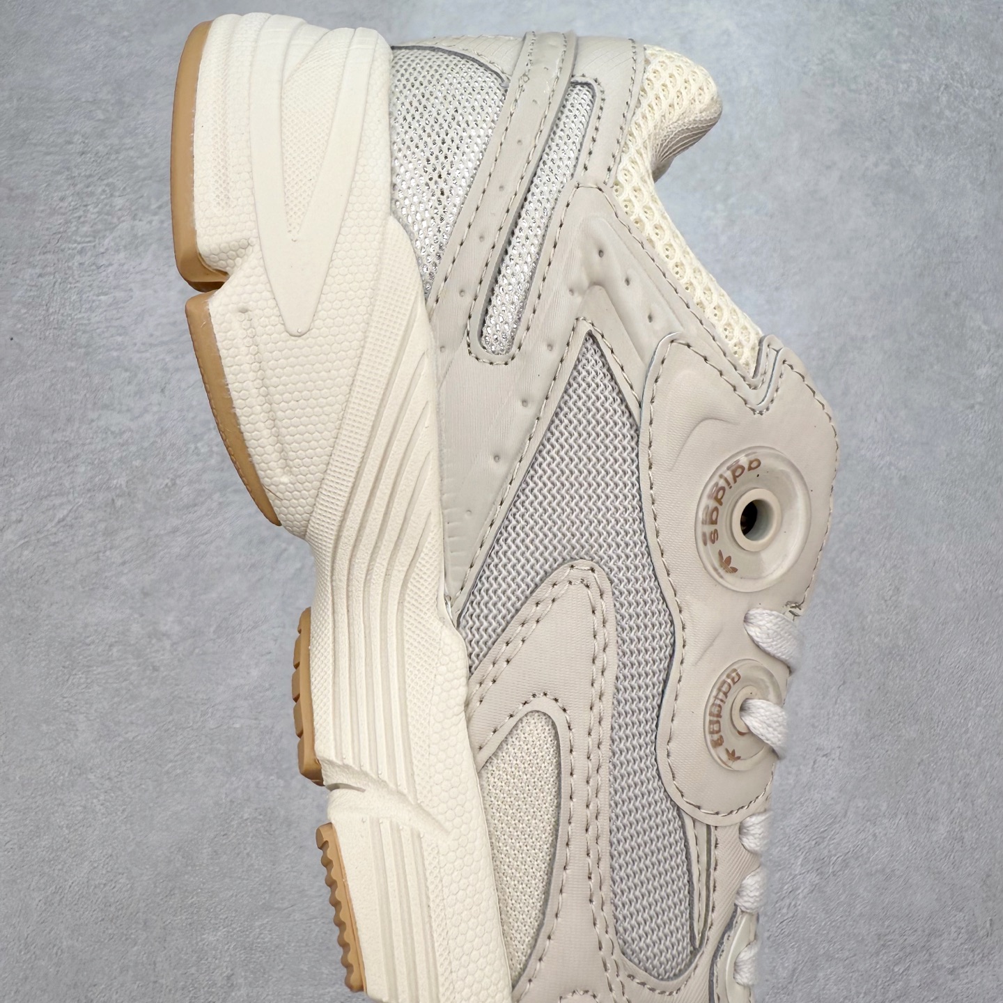 图片[6]-AD Original Astir 耐磨复古运动休闲鞋 鞋款灵感来自2000年代的跑步款式 鞋面和超大号孔眼进行更新复古色系搭配经典蓝白色 金色线条贯穿鞋身 增强鞋整体的流线感拼接设计 整体更显得有层次感，更有老爹鞋的味道网面透气设计 夏日出门也不会感到闷脚既舒适又透气带点稍微厚底的中底特殊材料 上脚偏软非常显高显瘦 休闲运动都可以搭配 尺码：35.5 36 36.5 37.5 38 38.5 39 40 40.5 41 42 42.5 43 44 44.5 45-选品中心