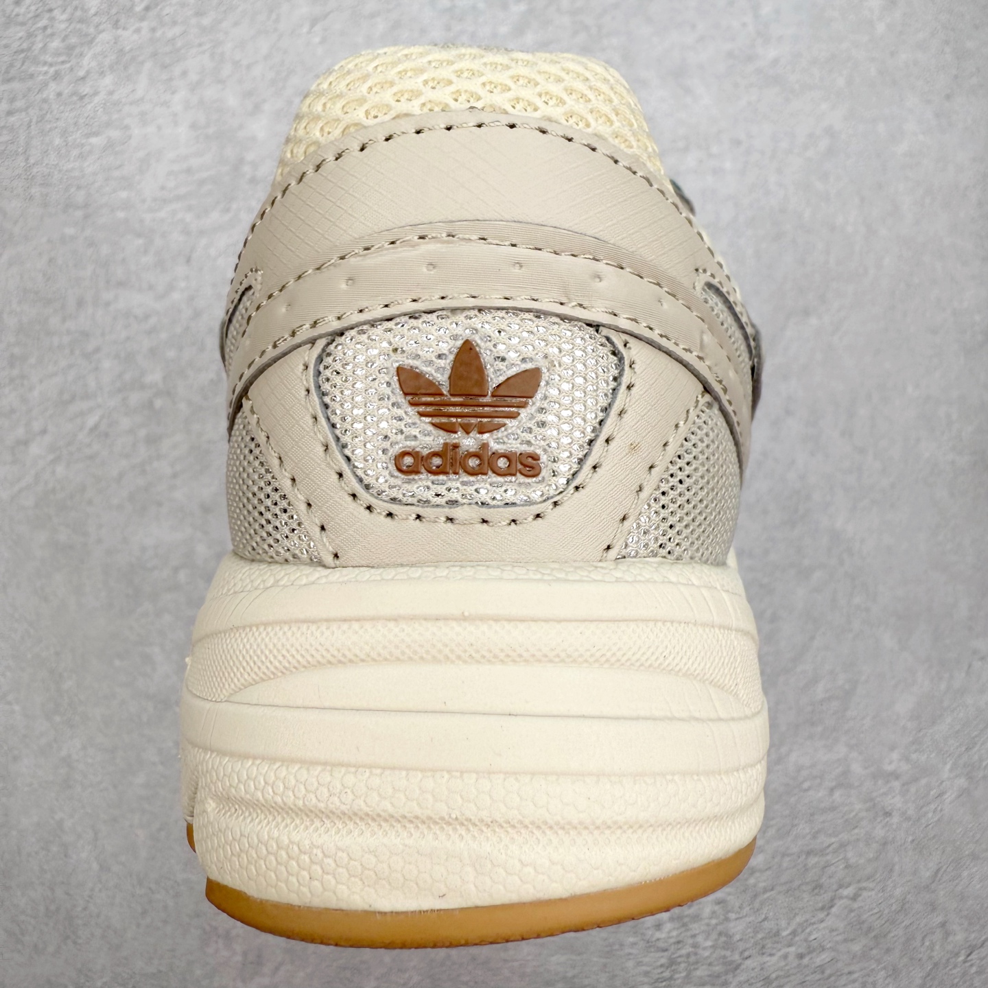 图片[8]-AD Original Astir 耐磨复古运动休闲鞋 鞋款灵感来自2000年代的跑步款式 鞋面和超大号孔眼进行更新复古色系搭配经典蓝白色 金色线条贯穿鞋身 增强鞋整体的流线感拼接设计 整体更显得有层次感，更有老爹鞋的味道网面透气设计 夏日出门也不会感到闷脚既舒适又透气带点稍微厚底的中底特殊材料 上脚偏软非常显高显瘦 休闲运动都可以搭配 尺码：35.5 36 36.5 37.5 38 38.5 39 40 40.5 41 42 42.5 43 44 44.5 45-选品中心