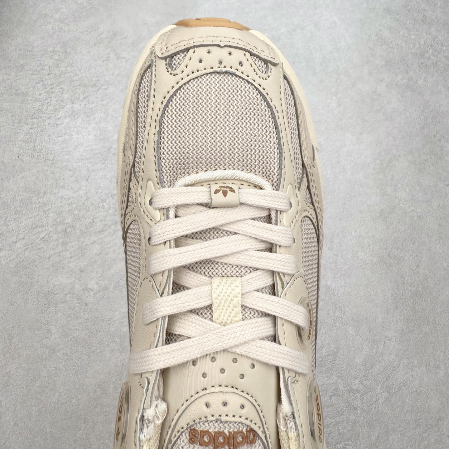 图片[4]-AD Original Astir 耐磨复古运动休闲鞋 鞋款灵感来自2000年代的跑步款式 鞋面和超大号孔眼进行更新复古色系搭配经典蓝白色 金色线条贯穿鞋身 增强鞋整体的流线感拼接设计 整体更显得有层次感，更有老爹鞋的味道网面透气设计 夏日出门也不会感到闷脚既舒适又透气带点稍微厚底的中底特殊材料 上脚偏软非常显高显瘦 休闲运动都可以搭配 尺码：35.5 36 36.5 37.5 38 38.5 39 40 40.5 41 42 42.5 43 44 44.5 45-选品中心