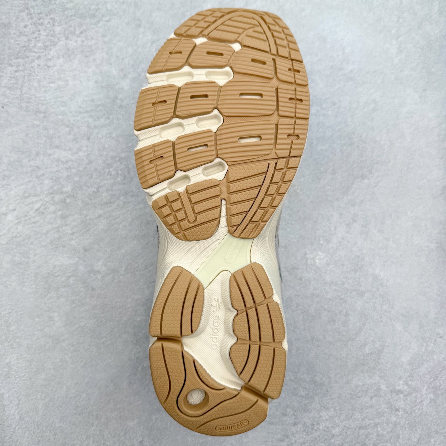 图片[9]-AD Original Astir 耐磨复古运动休闲鞋 鞋款灵感来自2000年代的跑步款式 鞋面和超大号孔眼进行更新复古色系搭配经典蓝白色 金色线条贯穿鞋身 增强鞋整体的流线感拼接设计 整体更显得有层次感，更有老爹鞋的味道网面透气设计 夏日出门也不会感到闷脚既舒适又透气带点稍微厚底的中底特殊材料 上脚偏软非常显高显瘦 休闲运动都可以搭配 尺码：35.5 36 36.5 37.5 38 38.5 39 40 40.5 41 42 42.5 43 44 44.5 45-选品中心