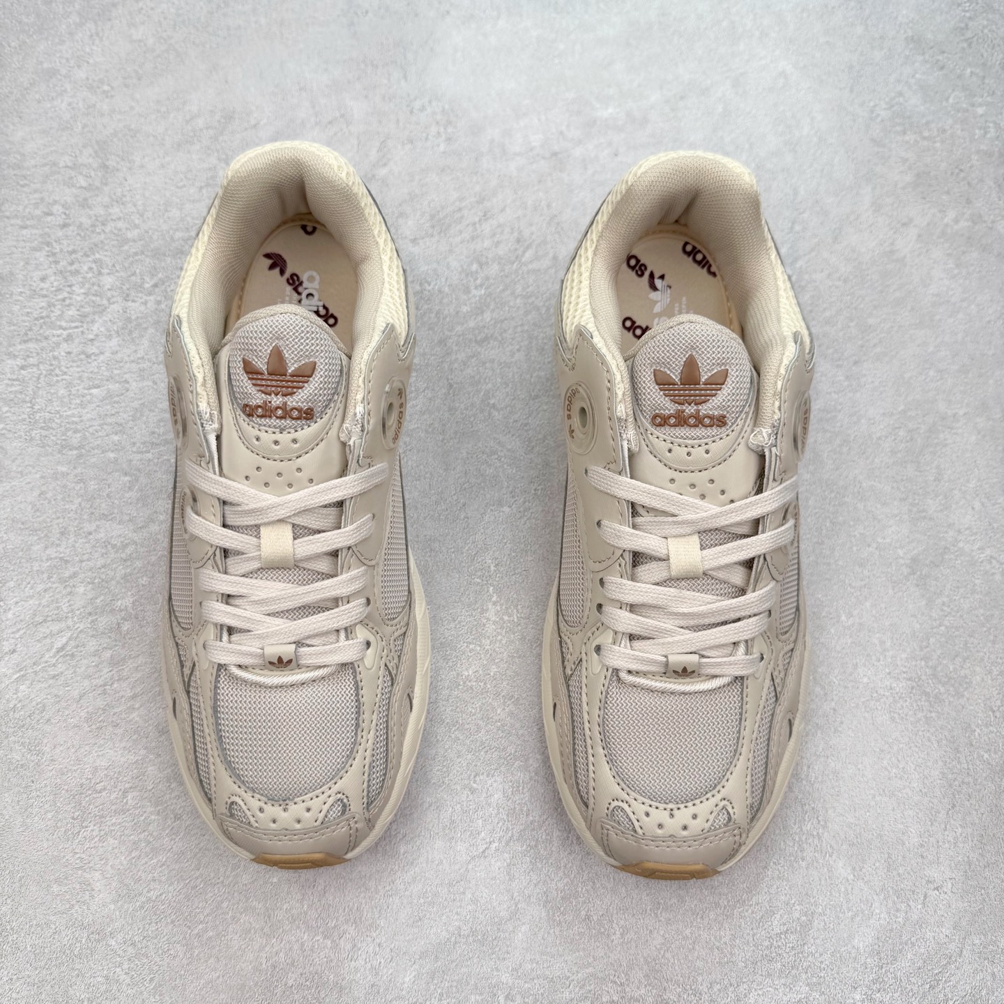 图片[2]-AD Original Astir 耐磨复古运动休闲鞋 鞋款灵感来自2000年代的跑步款式 鞋面和超大号孔眼进行更新复古色系搭配经典蓝白色 金色线条贯穿鞋身 增强鞋整体的流线感拼接设计 整体更显得有层次感，更有老爹鞋的味道网面透气设计 夏日出门也不会感到闷脚既舒适又透气带点稍微厚底的中底特殊材料 上脚偏软非常显高显瘦 休闲运动都可以搭配 尺码：35.5 36 36.5 37.5 38 38.5 39 40 40.5 41 42 42.5 43 44 44.5 45-选品中心