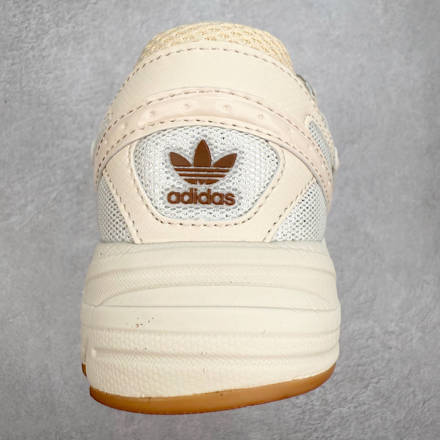 图片[8]-AD Original Astir 耐磨复古运动休闲鞋 鞋款灵感来自2000年代的跑步款式 鞋面和超大号孔眼进行更新复古色系搭配经典蓝白色 金色线条贯穿鞋身 增强鞋整体的流线感拼接设计 整体更显得有层次感，更有老爹鞋的味道网面透气设计 夏日出门也不会感到闷脚既舒适又透气带点稍微厚底的中底特殊材料 上脚偏软非常显高显瘦 休闲运动都可以搭配 尺码：35.5 36 36.5 37.5 38 38.5 39 40 40.5 41 42 42.5 43 44 44.5 45-选品中心