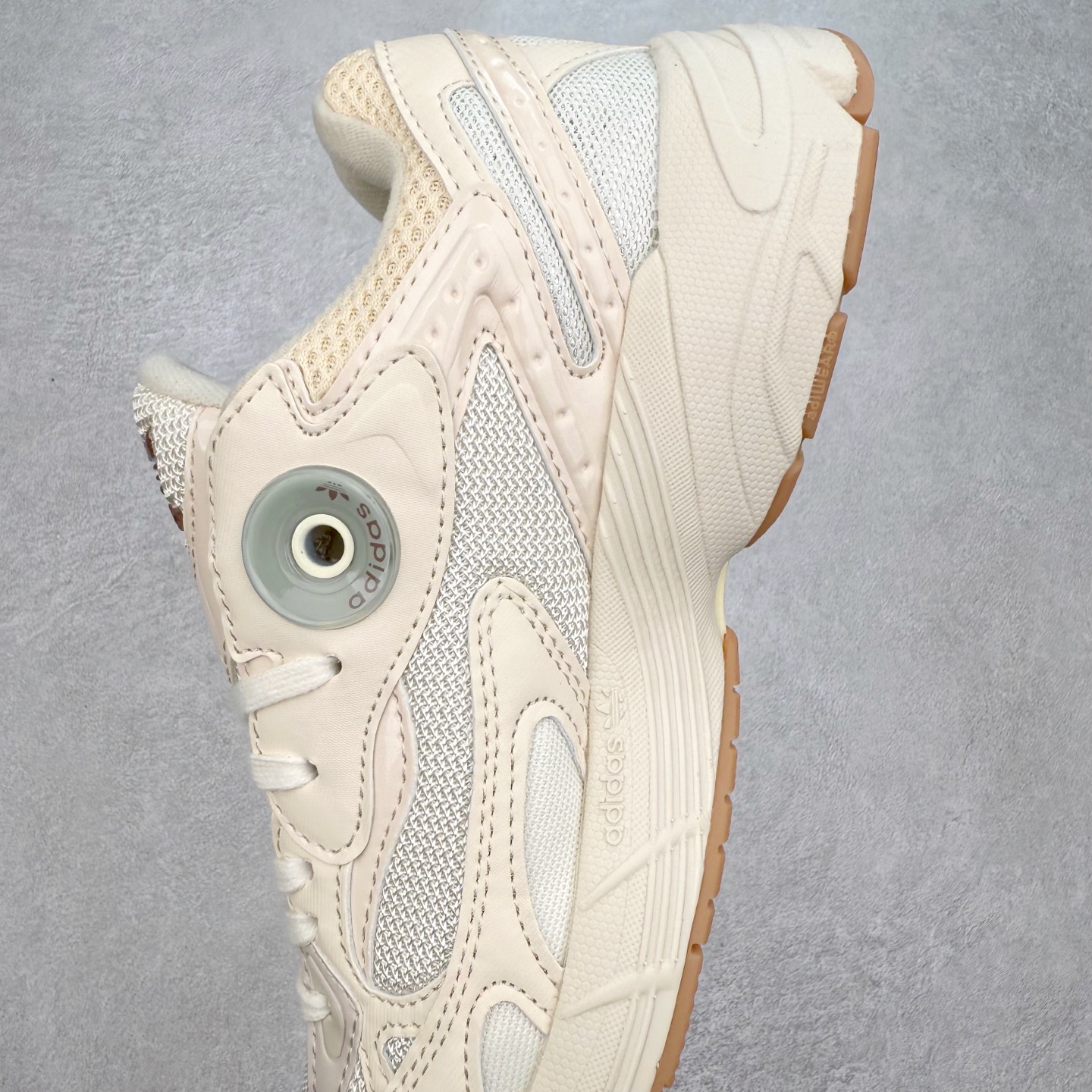 图片[7]-AD Original Astir 耐磨复古运动休闲鞋 鞋款灵感来自2000年代的跑步款式 鞋面和超大号孔眼进行更新复古色系搭配经典蓝白色 金色线条贯穿鞋身 增强鞋整体的流线感拼接设计 整体更显得有层次感，更有老爹鞋的味道网面透气设计 夏日出门也不会感到闷脚既舒适又透气带点稍微厚底的中底特殊材料 上脚偏软非常显高显瘦 休闲运动都可以搭配 尺码：35.5 36 36.5 37.5 38 38.5 39 40 40.5 41 42 42.5 43 44 44.5 45-选品中心