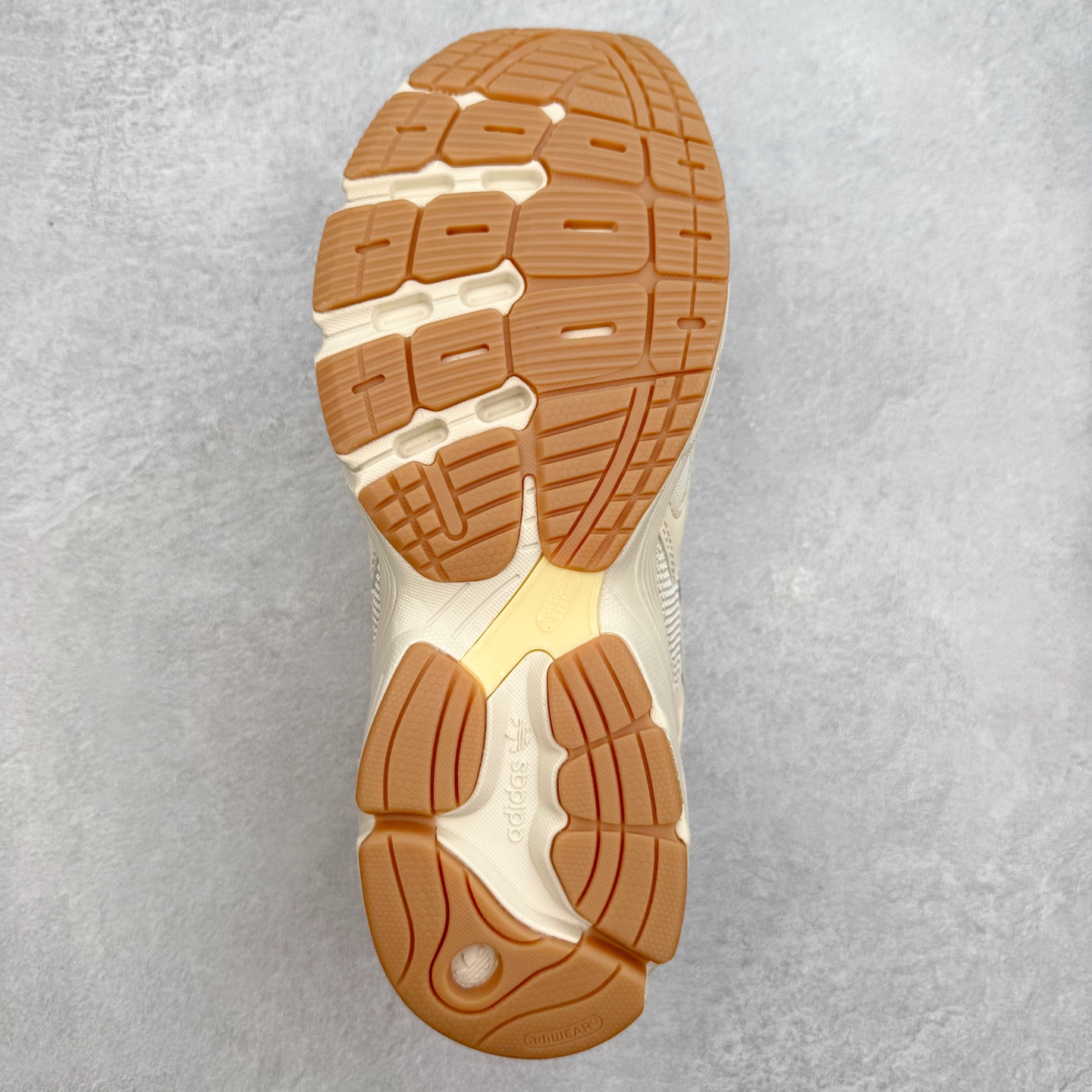 图片[9]-AD Original Astir 耐磨复古运动休闲鞋 鞋款灵感来自2000年代的跑步款式 鞋面和超大号孔眼进行更新复古色系搭配经典蓝白色 金色线条贯穿鞋身 增强鞋整体的流线感拼接设计 整体更显得有层次感，更有老爹鞋的味道网面透气设计 夏日出门也不会感到闷脚既舒适又透气带点稍微厚底的中底特殊材料 上脚偏软非常显高显瘦 休闲运动都可以搭配 尺码：35.5 36 36.5 37.5 38 38.5 39 40 40.5 41 42 42.5 43 44 44.5 45-选品中心