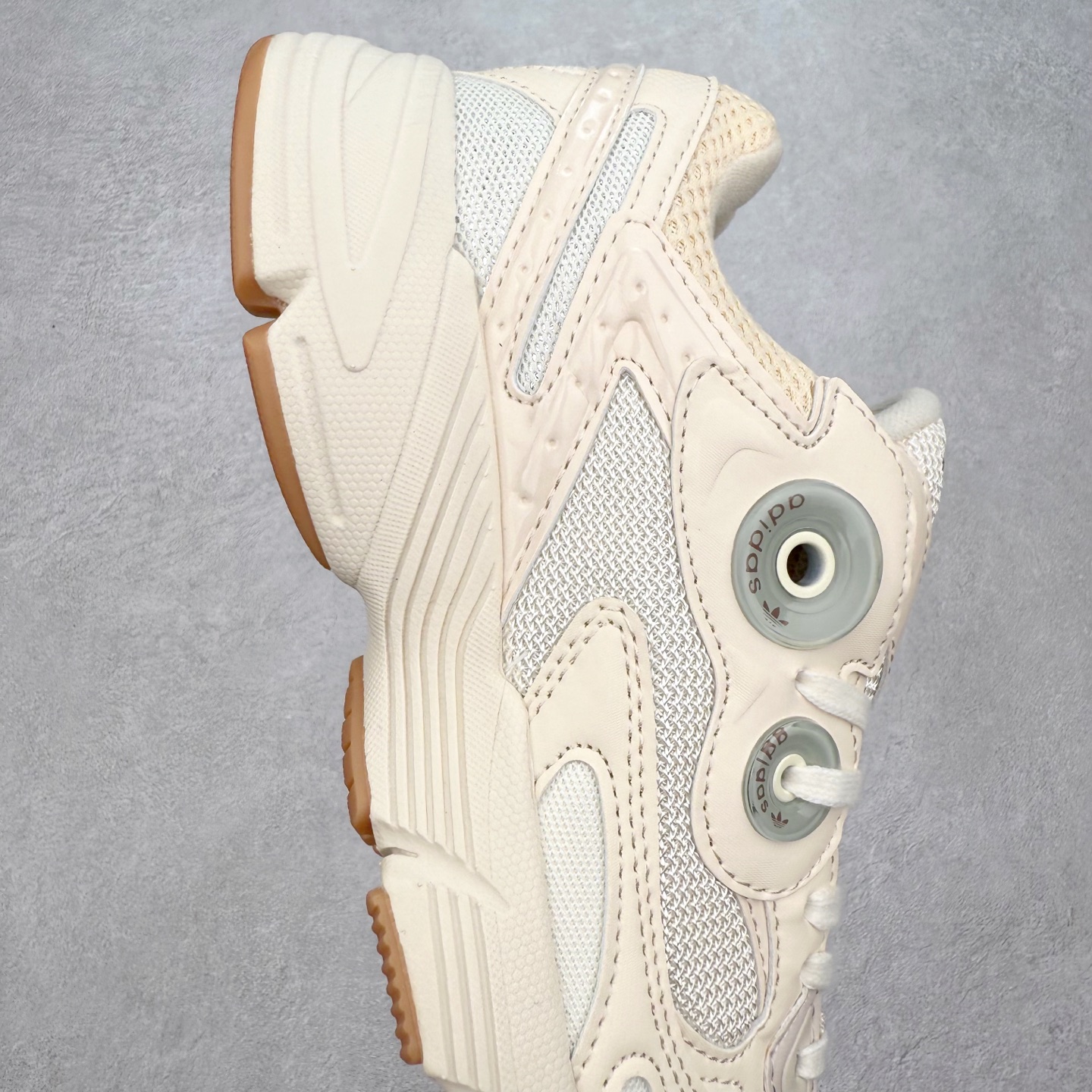 图片[6]-AD Original Astir 耐磨复古运动休闲鞋 鞋款灵感来自2000年代的跑步款式 鞋面和超大号孔眼进行更新复古色系搭配经典蓝白色 金色线条贯穿鞋身 增强鞋整体的流线感拼接设计 整体更显得有层次感，更有老爹鞋的味道网面透气设计 夏日出门也不会感到闷脚既舒适又透气带点稍微厚底的中底特殊材料 上脚偏软非常显高显瘦 休闲运动都可以搭配 尺码：35.5 36 36.5 37.5 38 38.5 39 40 40.5 41 42 42.5 43 44 44.5 45-选品中心