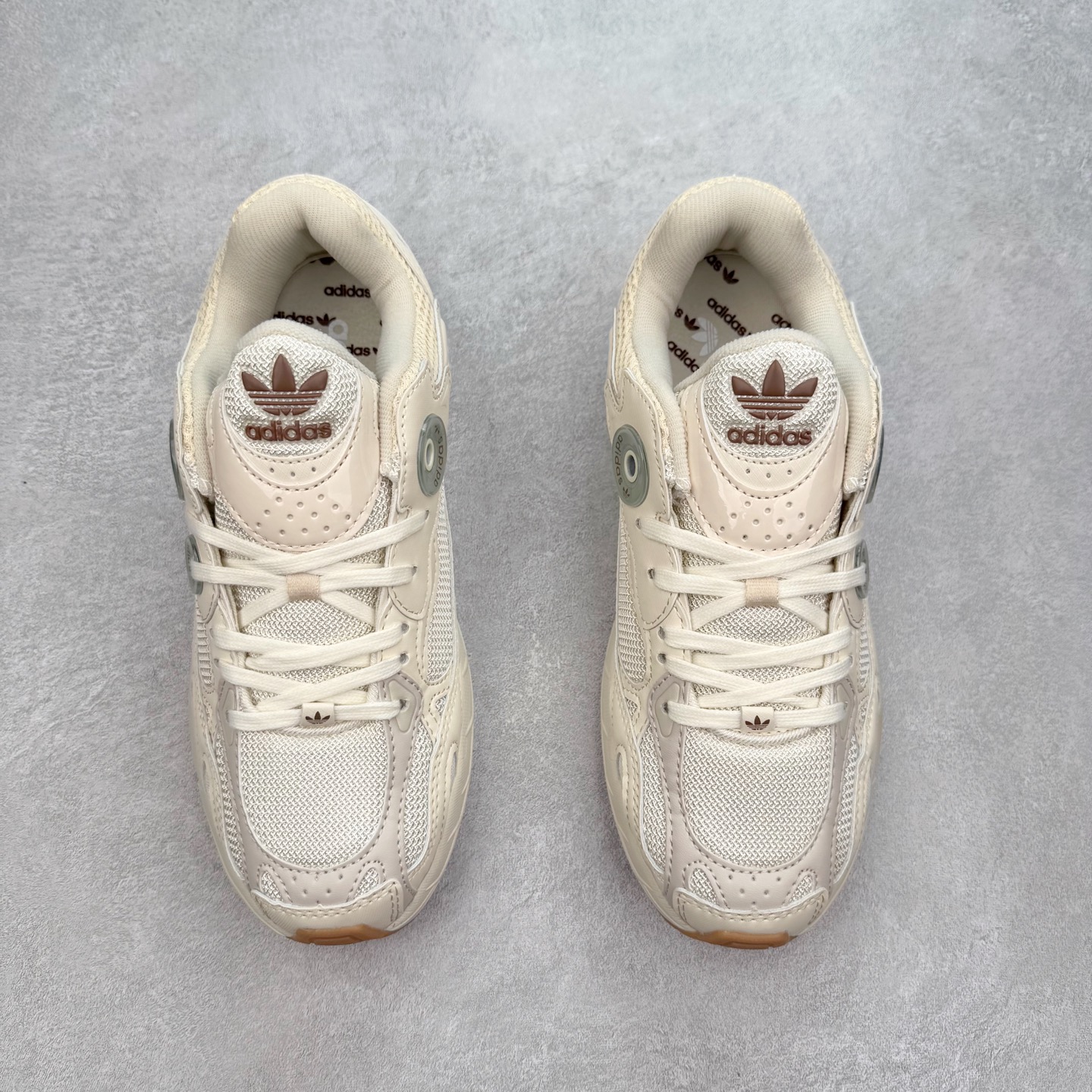 图片[2]-AD Original Astir 耐磨复古运动休闲鞋 鞋款灵感来自2000年代的跑步款式 鞋面和超大号孔眼进行更新复古色系搭配经典蓝白色 金色线条贯穿鞋身 增强鞋整体的流线感拼接设计 整体更显得有层次感，更有老爹鞋的味道网面透气设计 夏日出门也不会感到闷脚既舒适又透气带点稍微厚底的中底特殊材料 上脚偏软非常显高显瘦 休闲运动都可以搭配 尺码：35.5 36 36.5 37.5 38 38.5 39 40 40.5 41 42 42.5 43 44 44.5 45-选品中心