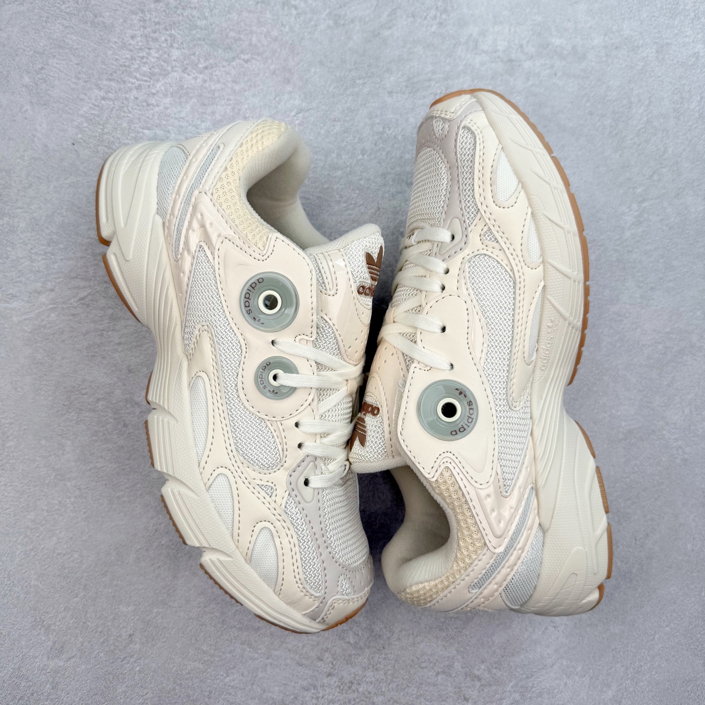 图片[3]-AD Original Astir 耐磨复古运动休闲鞋 鞋款灵感来自2000年代的跑步款式 鞋面和超大号孔眼进行更新复古色系搭配经典蓝白色 金色线条贯穿鞋身 增强鞋整体的流线感拼接设计 整体更显得有层次感，更有老爹鞋的味道网面透气设计 夏日出门也不会感到闷脚既舒适又透气带点稍微厚底的中底特殊材料 上脚偏软非常显高显瘦 休闲运动都可以搭配 尺码：35.5 36 36.5 37.5 38 38.5 39 40 40.5 41 42 42.5 43 44 44.5 45-选品中心