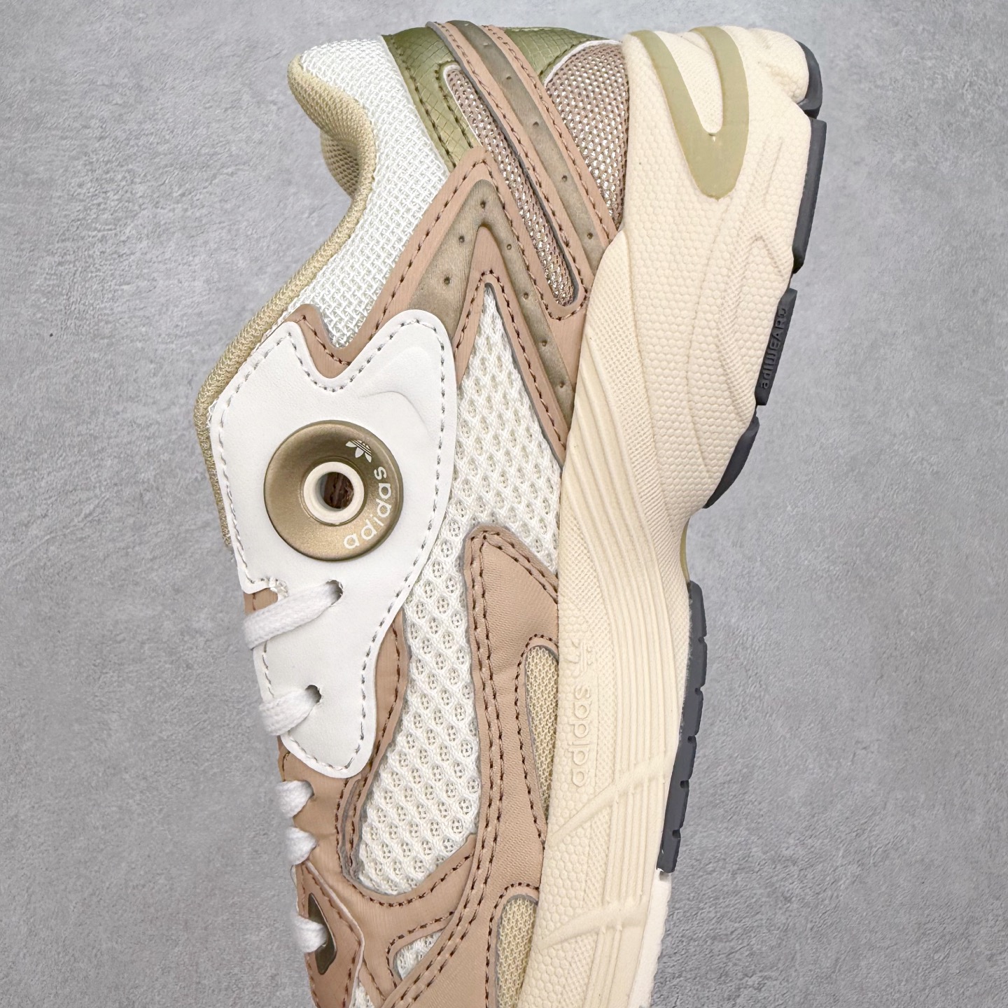 图片[7]-AD Original Astir 耐磨复古运动休闲鞋 鞋款灵感来自2000年代的跑步款式 鞋面和超大号孔眼进行更新复古色系搭配经典蓝白色 金色线条贯穿鞋身 增强鞋整体的流线感拼接设计 整体更显得有层次感，更有老爹鞋的味道网面透气设计 夏日出门也不会感到闷脚既舒适又透气带点稍微厚底的中底特殊材料 上脚偏软非常显高显瘦 休闲运动都可以搭配 尺码：35.5 36 36.5 37.5 38 38.5 39 40 40.5 41 42 42.5 43 44 44.5 45-选品中心