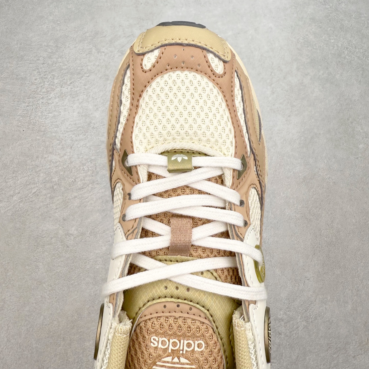 图片[4]-AD Original Astir 耐磨复古运动休闲鞋 鞋款灵感来自2000年代的跑步款式 鞋面和超大号孔眼进行更新复古色系搭配经典蓝白色 金色线条贯穿鞋身 增强鞋整体的流线感拼接设计 整体更显得有层次感，更有老爹鞋的味道网面透气设计 夏日出门也不会感到闷脚既舒适又透气带点稍微厚底的中底特殊材料 上脚偏软非常显高显瘦 休闲运动都可以搭配 尺码：35.5 36 36.5 37.5 38 38.5 39 40 40.5 41 42 42.5 43 44 44.5 45-选品中心