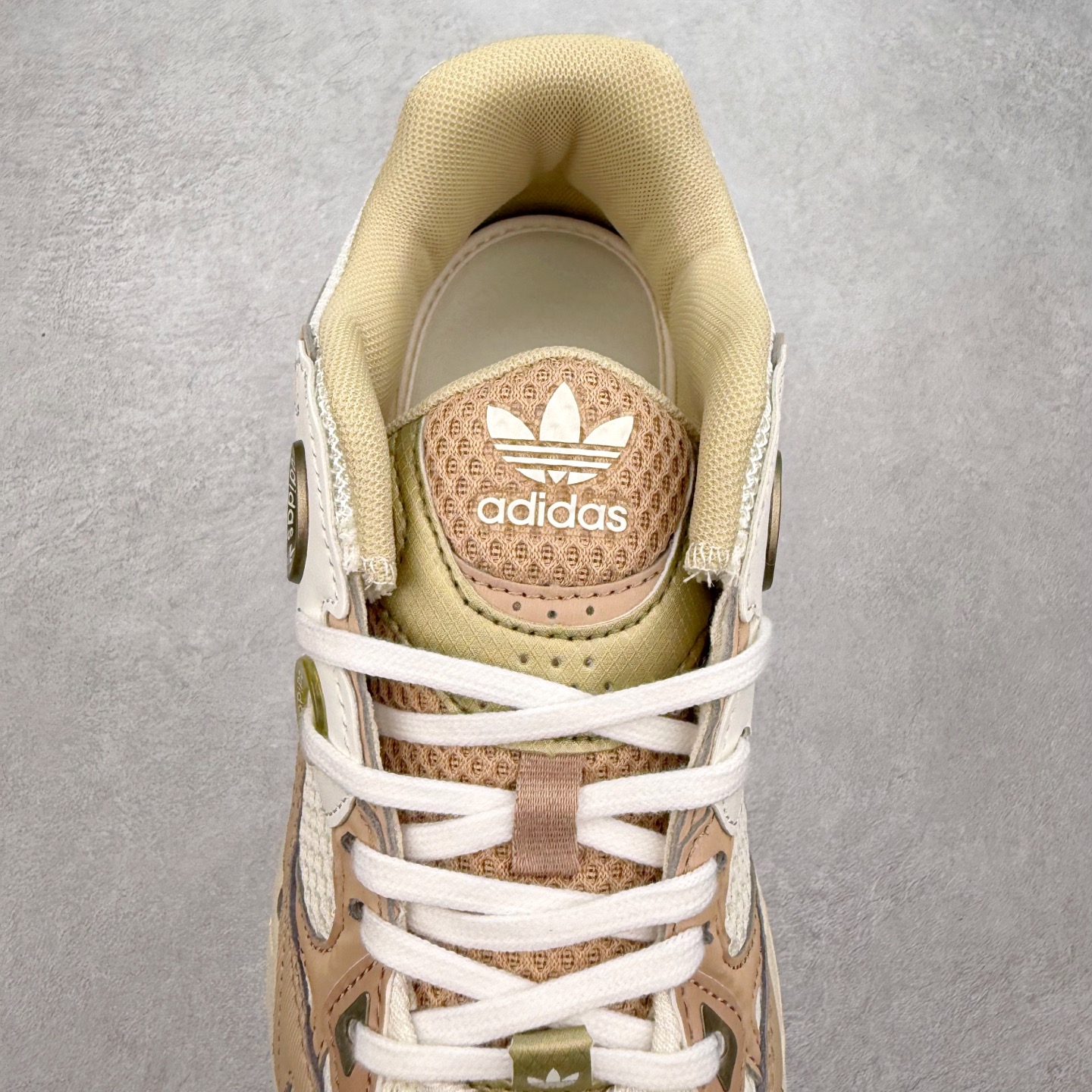 图片[5]-AD Original Astir 耐磨复古运动休闲鞋 鞋款灵感来自2000年代的跑步款式 鞋面和超大号孔眼进行更新复古色系搭配经典蓝白色 金色线条贯穿鞋身 增强鞋整体的流线感拼接设计 整体更显得有层次感，更有老爹鞋的味道网面透气设计 夏日出门也不会感到闷脚既舒适又透气带点稍微厚底的中底特殊材料 上脚偏软非常显高显瘦 休闲运动都可以搭配 尺码：35.5 36 36.5 37.5 38 38.5 39 40 40.5 41 42 42.5 43 44 44.5 45-选品中心