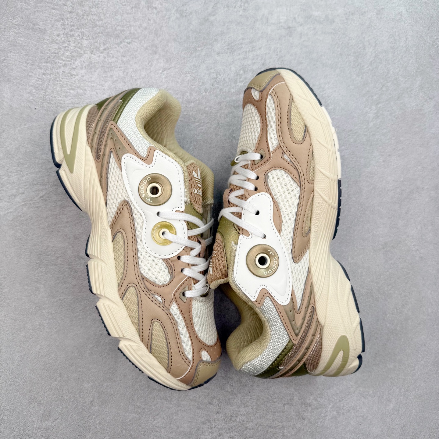 图片[3]-AD Original Astir 耐磨复古运动休闲鞋 鞋款灵感来自2000年代的跑步款式 鞋面和超大号孔眼进行更新复古色系搭配经典蓝白色 金色线条贯穿鞋身 增强鞋整体的流线感拼接设计 整体更显得有层次感，更有老爹鞋的味道网面透气设计 夏日出门也不会感到闷脚既舒适又透气带点稍微厚底的中底特殊材料 上脚偏软非常显高显瘦 休闲运动都可以搭配 尺码：35.5 36 36.5 37.5 38 38.5 39 40 40.5 41 42 42.5 43 44 44.5 45-选品中心