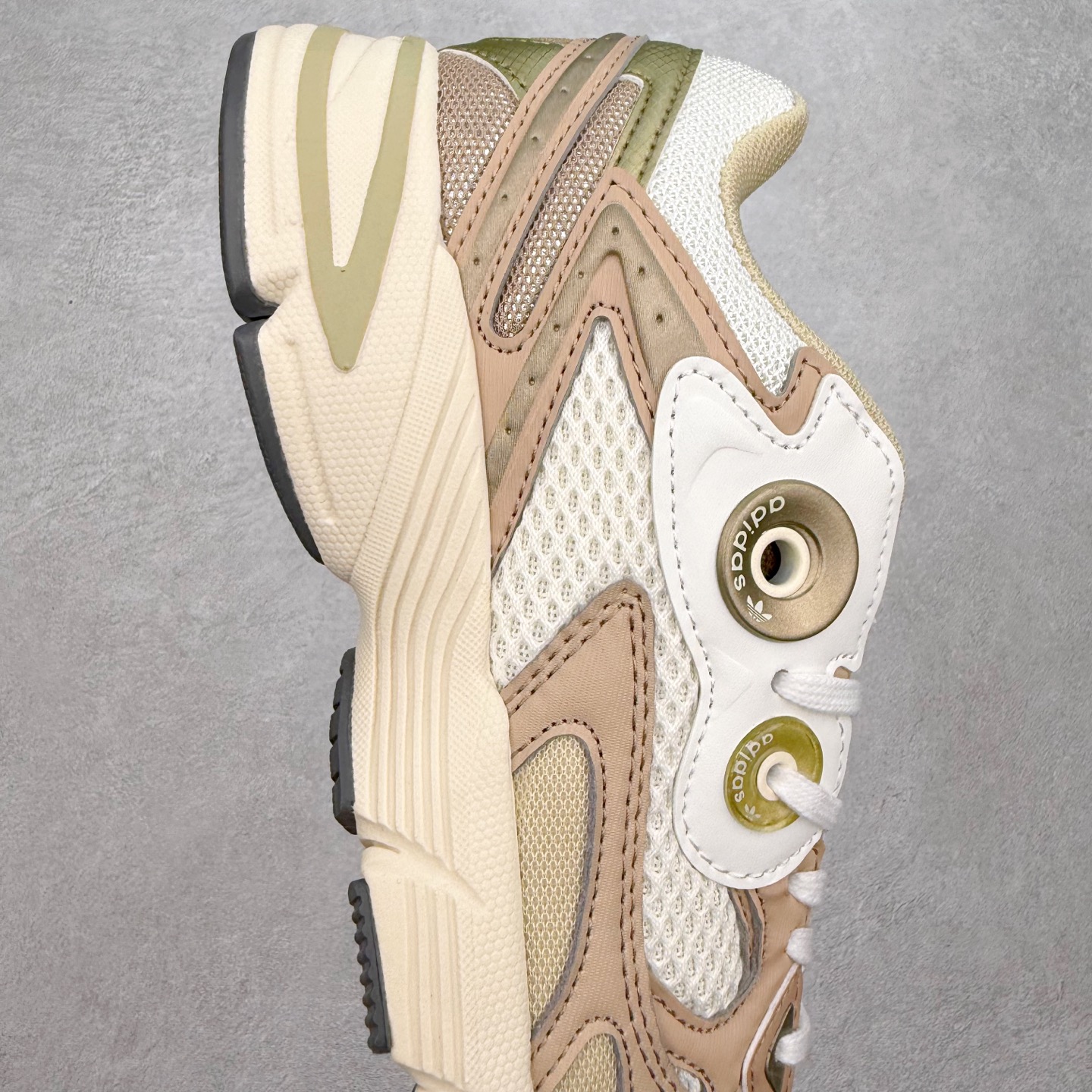 图片[6]-AD Original Astir 耐磨复古运动休闲鞋 鞋款灵感来自2000年代的跑步款式 鞋面和超大号孔眼进行更新复古色系搭配经典蓝白色 金色线条贯穿鞋身 增强鞋整体的流线感拼接设计 整体更显得有层次感，更有老爹鞋的味道网面透气设计 夏日出门也不会感到闷脚既舒适又透气带点稍微厚底的中底特殊材料 上脚偏软非常显高显瘦 休闲运动都可以搭配 尺码：35.5 36 36.5 37.5 38 38.5 39 40 40.5 41 42 42.5 43 44 44.5 45-选品中心