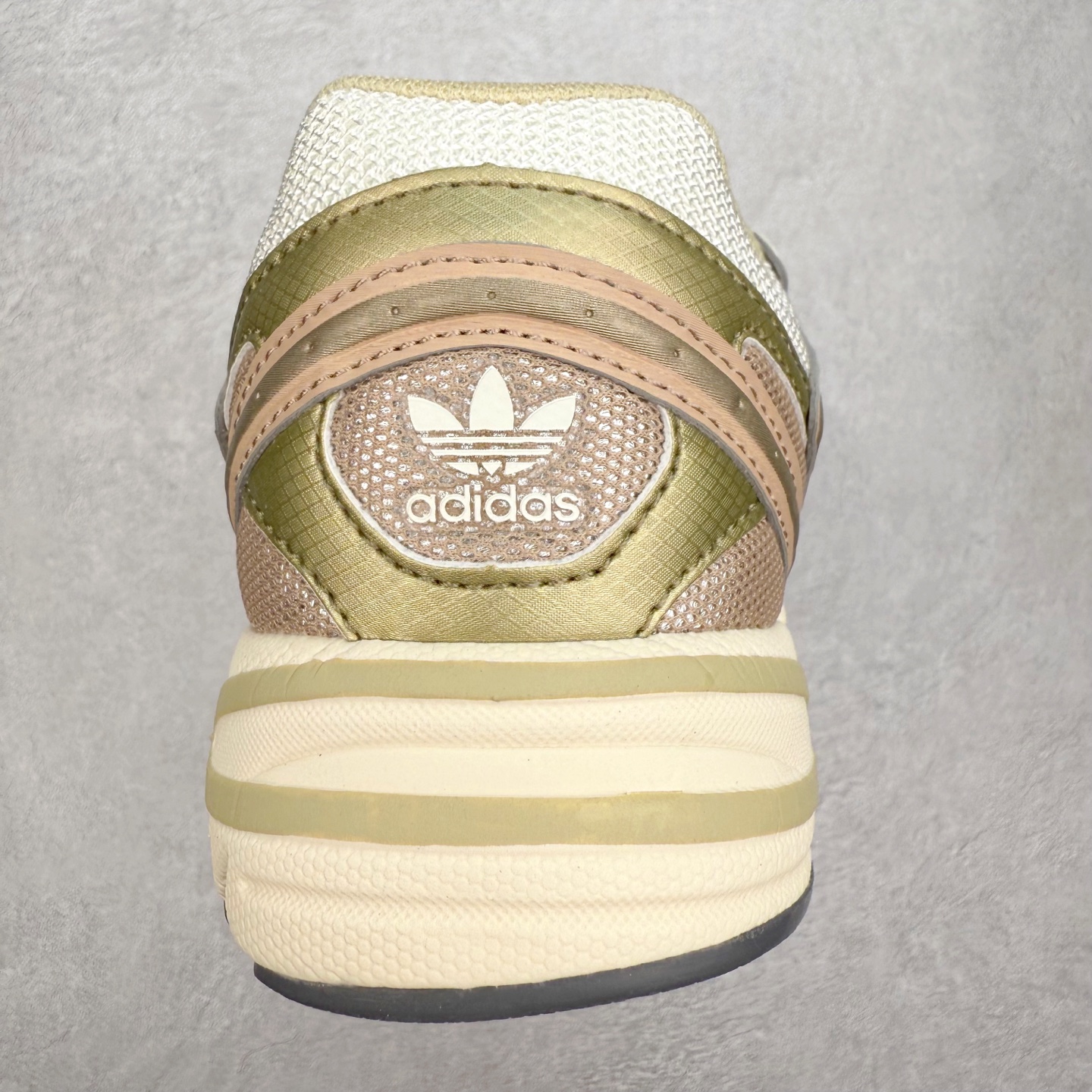 图片[8]-AD Original Astir 耐磨复古运动休闲鞋 鞋款灵感来自2000年代的跑步款式 鞋面和超大号孔眼进行更新复古色系搭配经典蓝白色 金色线条贯穿鞋身 增强鞋整体的流线感拼接设计 整体更显得有层次感，更有老爹鞋的味道网面透气设计 夏日出门也不会感到闷脚既舒适又透气带点稍微厚底的中底特殊材料 上脚偏软非常显高显瘦 休闲运动都可以搭配 尺码：35.5 36 36.5 37.5 38 38.5 39 40 40.5 41 42 42.5 43 44 44.5 45-选品中心