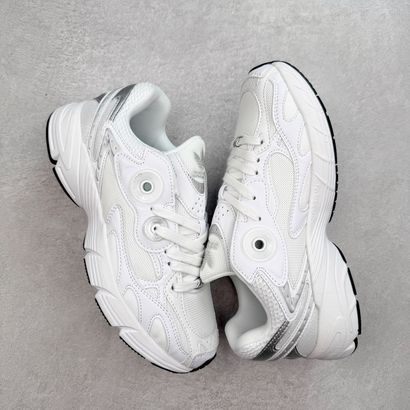 图片[3]-AD Original Astir 耐磨复古运动休闲鞋 鞋款灵感来自2000年代的跑步款式 鞋面和超大号孔眼进行更新复古色系搭配经典蓝白色 金色线条贯穿鞋身 增强鞋整体的流线感拼接设计 整体更显得有层次感，更有老爹鞋的味道网面透气设计 夏日出门也不会感到闷脚既舒适又透气带点稍微厚底的中底特殊材料 上脚偏软非常显高显瘦 休闲运动都可以搭配 尺码：35.5 36 36.5 37.5 38 38.5 39 40 40.5 41 42 42.5 43 44 44.5 45-选品中心