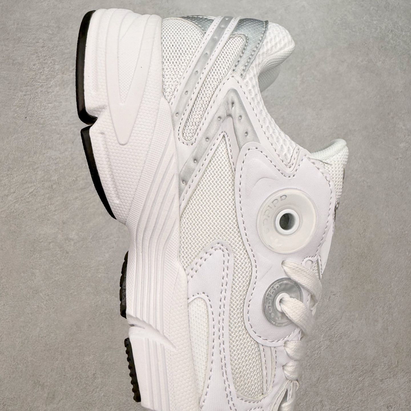 图片[6]-AD Original Astir 耐磨复古运动休闲鞋 鞋款灵感来自2000年代的跑步款式 鞋面和超大号孔眼进行更新复古色系搭配经典蓝白色 金色线条贯穿鞋身 增强鞋整体的流线感拼接设计 整体更显得有层次感，更有老爹鞋的味道网面透气设计 夏日出门也不会感到闷脚既舒适又透气带点稍微厚底的中底特殊材料 上脚偏软非常显高显瘦 休闲运动都可以搭配 尺码：35.5 36 36.5 37.5 38 38.5 39 40 40.5 41 42 42.5 43 44 44.5 45-选品中心