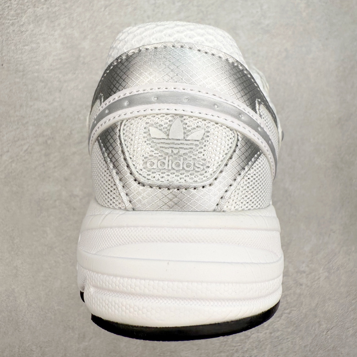 图片[8]-AD Original Astir 耐磨复古运动休闲鞋 鞋款灵感来自2000年代的跑步款式 鞋面和超大号孔眼进行更新复古色系搭配经典蓝白色 金色线条贯穿鞋身 增强鞋整体的流线感拼接设计 整体更显得有层次感，更有老爹鞋的味道网面透气设计 夏日出门也不会感到闷脚既舒适又透气带点稍微厚底的中底特殊材料 上脚偏软非常显高显瘦 休闲运动都可以搭配 尺码：35.5 36 36.5 37.5 38 38.5 39 40 40.5 41 42 42.5 43 44 44.5 45-选品中心