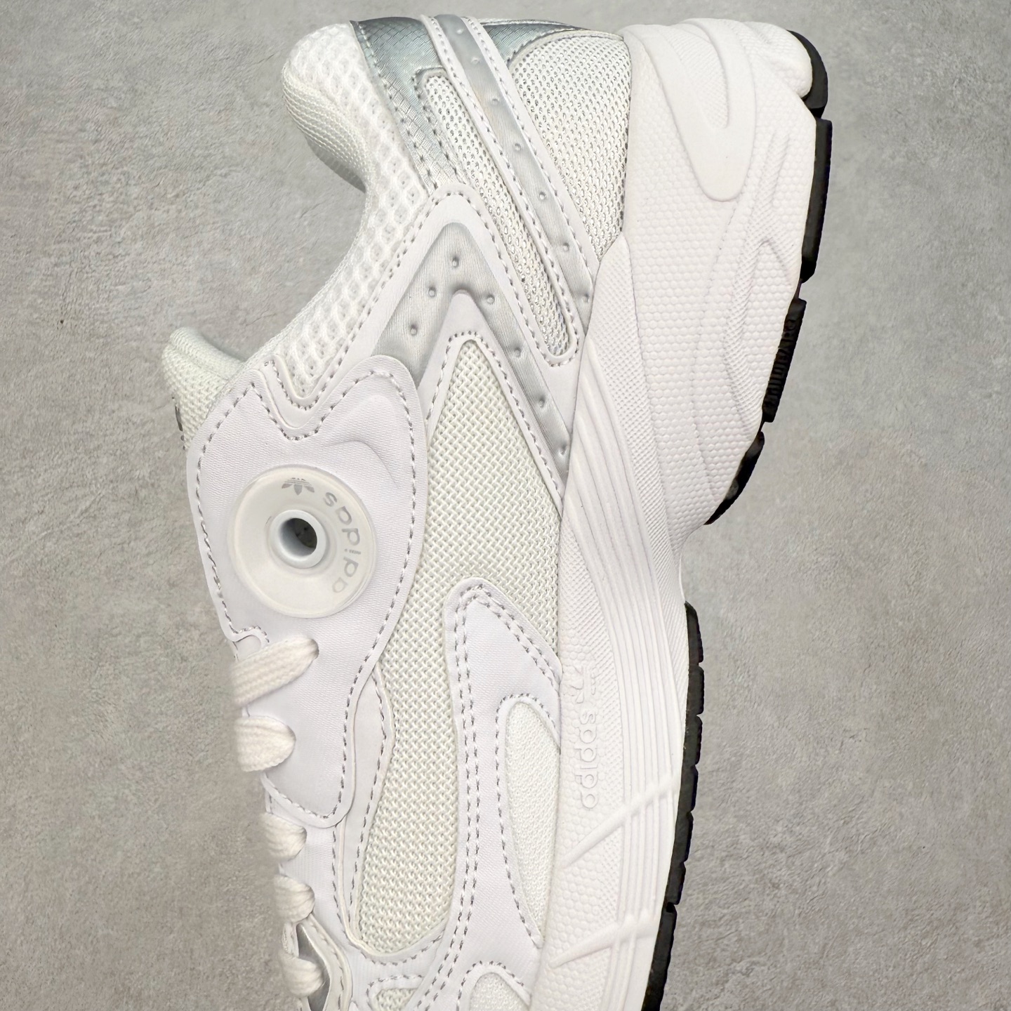 图片[7]-AD Original Astir 耐磨复古运动休闲鞋 鞋款灵感来自2000年代的跑步款式 鞋面和超大号孔眼进行更新复古色系搭配经典蓝白色 金色线条贯穿鞋身 增强鞋整体的流线感拼接设计 整体更显得有层次感，更有老爹鞋的味道网面透气设计 夏日出门也不会感到闷脚既舒适又透气带点稍微厚底的中底特殊材料 上脚偏软非常显高显瘦 休闲运动都可以搭配 尺码：35.5 36 36.5 37.5 38 38.5 39 40 40.5 41 42 42.5 43 44 44.5 45-选品中心