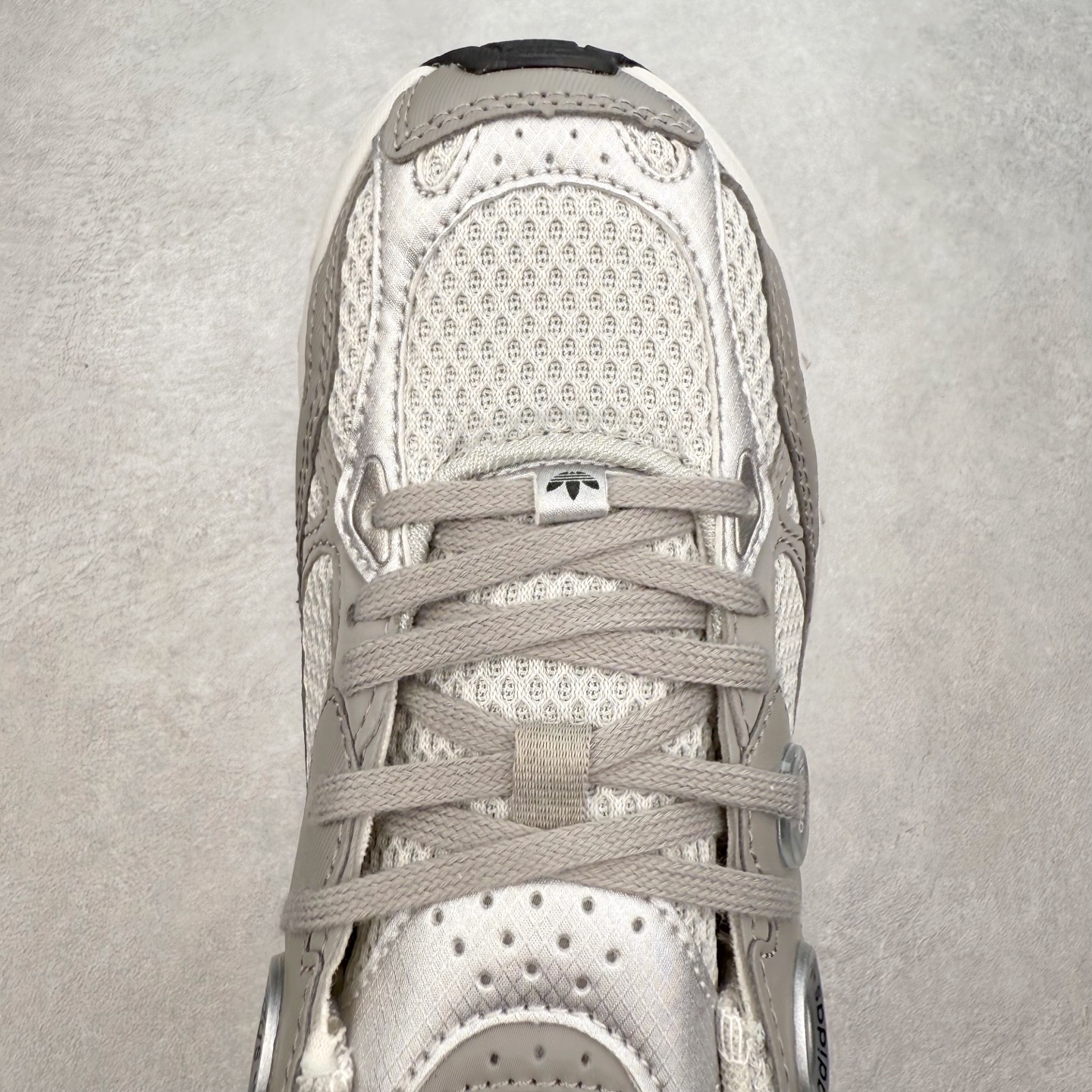 图片[4]-AD Original Astir 耐磨复古运动休闲鞋 鞋款灵感来自2000年代的跑步款式 鞋面和超大号孔眼进行更新复古色系搭配经典蓝白色 金色线条贯穿鞋身 增强鞋整体的流线感拼接设计 整体更显得有层次感，更有老爹鞋的味道网面透气设计 夏日出门也不会感到闷脚既舒适又透气带点稍微厚底的中底特殊材料 上脚偏软非常显高显瘦 休闲运动都可以搭配 尺码：35.5 36 36.5 37.5 38 38.5 39 40 40.5 41 42 42.5 43 44 44.5 45-选品中心