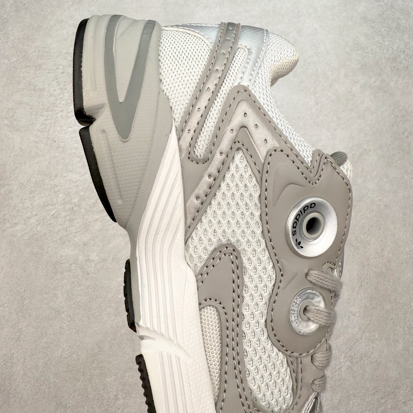 图片[6]-AD Original Astir 耐磨复古运动休闲鞋 鞋款灵感来自2000年代的跑步款式 鞋面和超大号孔眼进行更新复古色系搭配经典蓝白色 金色线条贯穿鞋身 增强鞋整体的流线感拼接设计 整体更显得有层次感，更有老爹鞋的味道网面透气设计 夏日出门也不会感到闷脚既舒适又透气带点稍微厚底的中底特殊材料 上脚偏软非常显高显瘦 休闲运动都可以搭配 尺码：35.5 36 36.5 37.5 38 38.5 39 40 40.5 41 42 42.5 43 44 44.5 45-选品中心