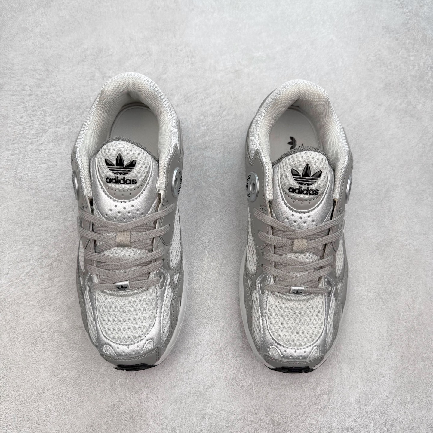 图片[2]-AD Original Astir 耐磨复古运动休闲鞋 鞋款灵感来自2000年代的跑步款式 鞋面和超大号孔眼进行更新复古色系搭配经典蓝白色 金色线条贯穿鞋身 增强鞋整体的流线感拼接设计 整体更显得有层次感，更有老爹鞋的味道网面透气设计 夏日出门也不会感到闷脚既舒适又透气带点稍微厚底的中底特殊材料 上脚偏软非常显高显瘦 休闲运动都可以搭配 尺码：35.5 36 36.5 37.5 38 38.5 39 40 40.5 41 42 42.5 43 44 44.5 45-选品中心