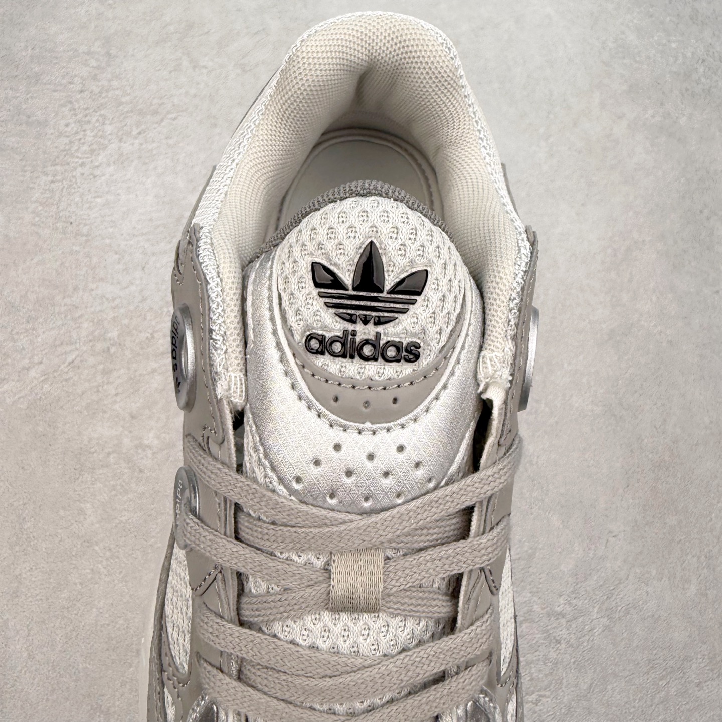 图片[5]-AD Original Astir 耐磨复古运动休闲鞋 鞋款灵感来自2000年代的跑步款式 鞋面和超大号孔眼进行更新复古色系搭配经典蓝白色 金色线条贯穿鞋身 增强鞋整体的流线感拼接设计 整体更显得有层次感，更有老爹鞋的味道网面透气设计 夏日出门也不会感到闷脚既舒适又透气带点稍微厚底的中底特殊材料 上脚偏软非常显高显瘦 休闲运动都可以搭配 尺码：35.5 36 36.5 37.5 38 38.5 39 40 40.5 41 42 42.5 43 44 44.5 45-选品中心