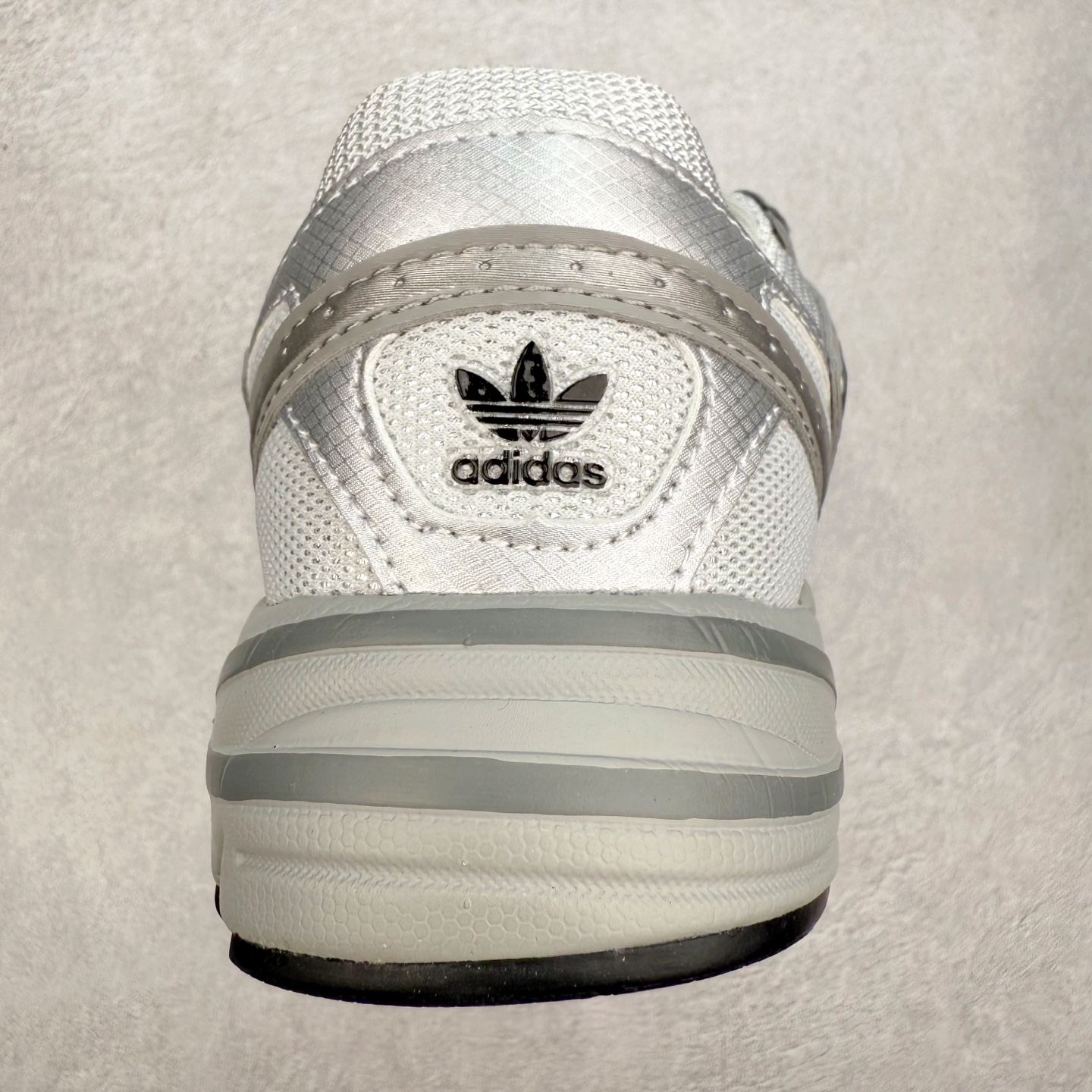 图片[8]-AD Original Astir 耐磨复古运动休闲鞋 鞋款灵感来自2000年代的跑步款式 鞋面和超大号孔眼进行更新复古色系搭配经典蓝白色 金色线条贯穿鞋身 增强鞋整体的流线感拼接设计 整体更显得有层次感，更有老爹鞋的味道网面透气设计 夏日出门也不会感到闷脚既舒适又透气带点稍微厚底的中底特殊材料 上脚偏软非常显高显瘦 休闲运动都可以搭配 尺码：35.5 36 36.5 37.5 38 38.5 39 40 40.5 41 42 42.5 43 44 44.5 45-选品中心