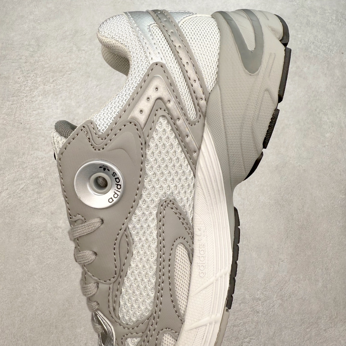 图片[7]-AD Original Astir 耐磨复古运动休闲鞋 鞋款灵感来自2000年代的跑步款式 鞋面和超大号孔眼进行更新复古色系搭配经典蓝白色 金色线条贯穿鞋身 增强鞋整体的流线感拼接设计 整体更显得有层次感，更有老爹鞋的味道网面透气设计 夏日出门也不会感到闷脚既舒适又透气带点稍微厚底的中底特殊材料 上脚偏软非常显高显瘦 休闲运动都可以搭配 尺码：35.5 36 36.5 37.5 38 38.5 39 40 40.5 41 42 42.5 43 44 44.5 45-选品中心