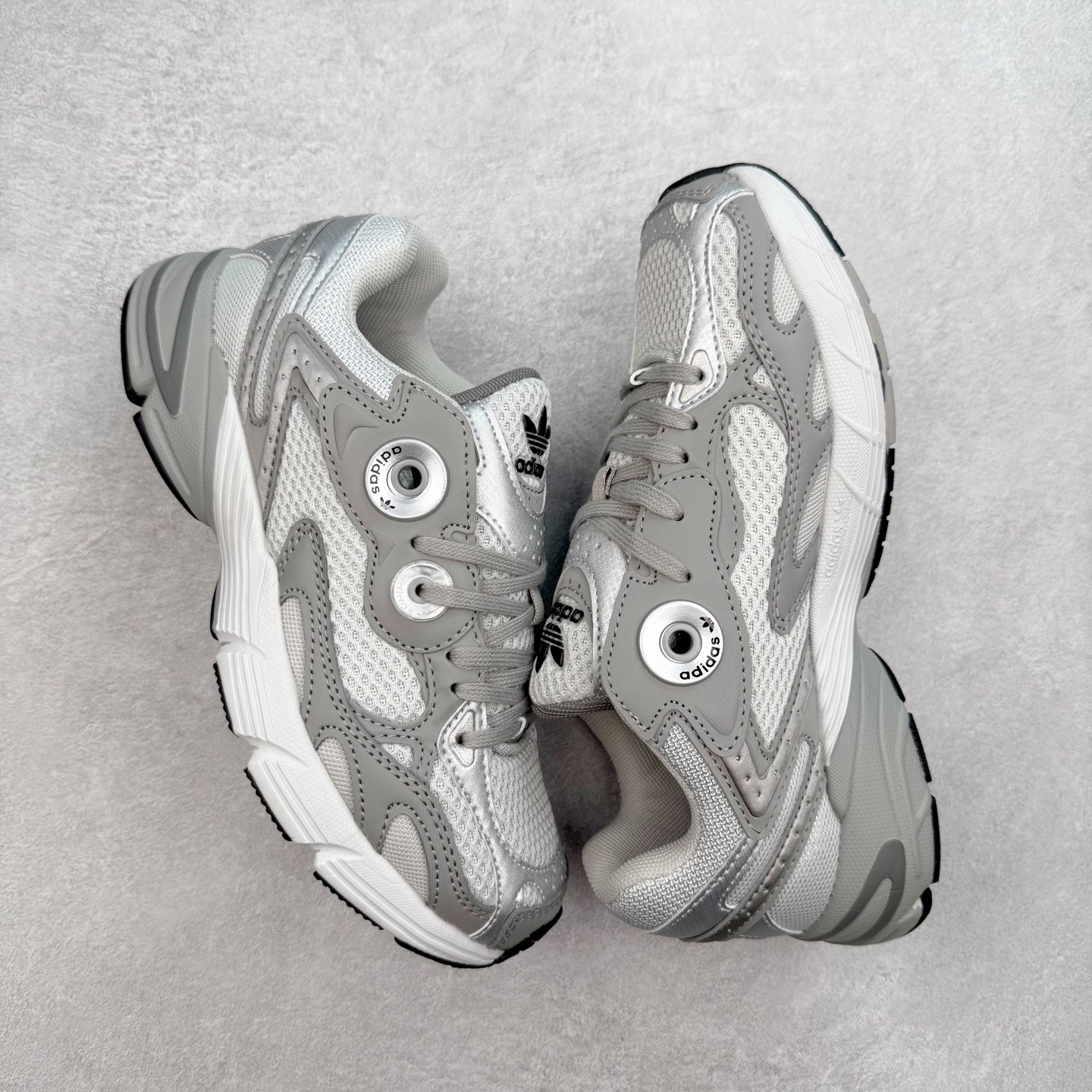 图片[3]-AD Original Astir 耐磨复古运动休闲鞋 鞋款灵感来自2000年代的跑步款式 鞋面和超大号孔眼进行更新复古色系搭配经典蓝白色 金色线条贯穿鞋身 增强鞋整体的流线感拼接设计 整体更显得有层次感，更有老爹鞋的味道网面透气设计 夏日出门也不会感到闷脚既舒适又透气带点稍微厚底的中底特殊材料 上脚偏软非常显高显瘦 休闲运动都可以搭配 尺码：35.5 36 36.5 37.5 38 38.5 39 40 40.5 41 42 42.5 43 44 44.5 45-选品中心