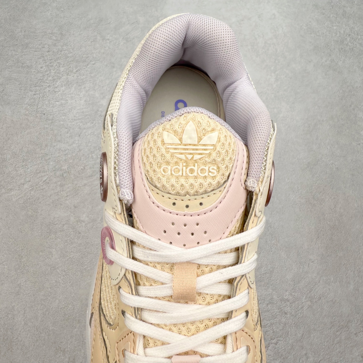 图片[5]-AD Original Astir 耐磨复古运动休闲鞋 鞋款灵感来自2000年代的跑步款式 鞋面和超大号孔眼进行更新复古色系搭配经典蓝白色 金色线条贯穿鞋身 增强鞋整体的流线感拼接设计 整体更显得有层次感，更有老爹鞋的味道网面透气设计 夏日出门也不会感到闷脚既舒适又透气带点稍微厚底的中底特殊材料 上脚偏软非常显高显瘦 休闲运动都可以搭配 尺码：35.5 36 36.5 37.5 38 38.5 39 40 40.5 41 42 42.5 43 44 44.5 45-选品中心