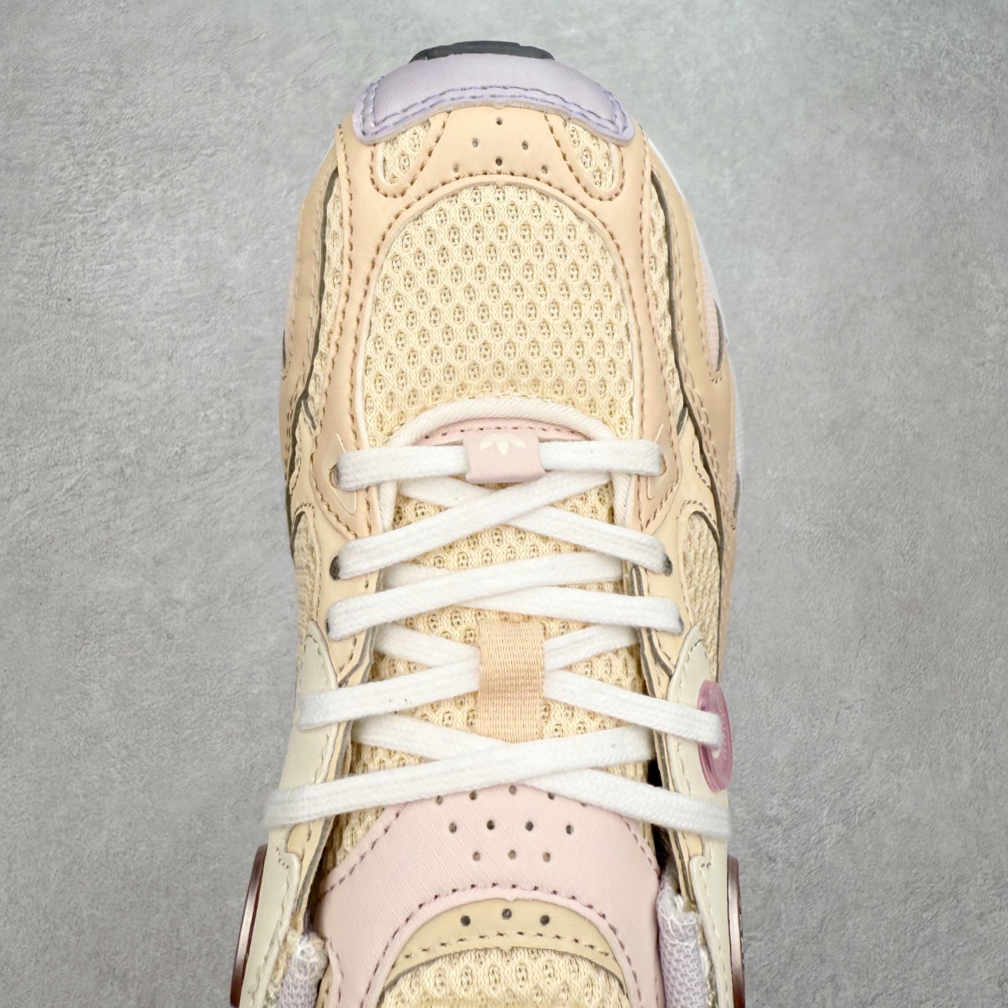 图片[4]-AD Original Astir 耐磨复古运动休闲鞋 鞋款灵感来自2000年代的跑步款式 鞋面和超大号孔眼进行更新复古色系搭配经典蓝白色 金色线条贯穿鞋身 增强鞋整体的流线感拼接设计 整体更显得有层次感，更有老爹鞋的味道网面透气设计 夏日出门也不会感到闷脚既舒适又透气带点稍微厚底的中底特殊材料 上脚偏软非常显高显瘦 休闲运动都可以搭配 尺码：35.5 36 36.5 37.5 38 38.5 39 40 40.5 41 42 42.5 43 44 44.5 45-选品中心