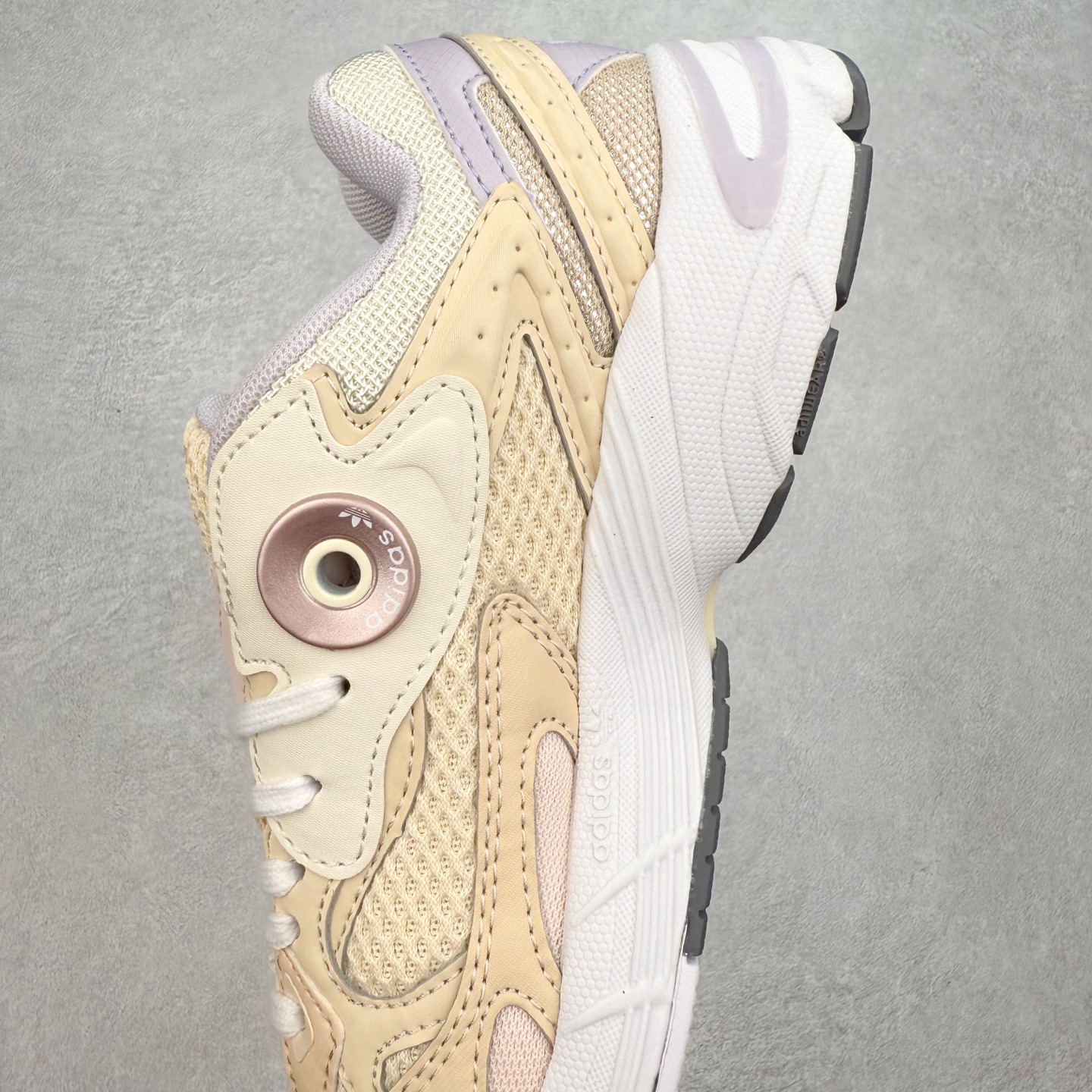 图片[7]-AD Original Astir 耐磨复古运动休闲鞋 鞋款灵感来自2000年代的跑步款式 鞋面和超大号孔眼进行更新复古色系搭配经典蓝白色 金色线条贯穿鞋身 增强鞋整体的流线感拼接设计 整体更显得有层次感，更有老爹鞋的味道网面透气设计 夏日出门也不会感到闷脚既舒适又透气带点稍微厚底的中底特殊材料 上脚偏软非常显高显瘦 休闲运动都可以搭配 尺码：35.5 36 36.5 37.5 38 38.5 39 40 40.5 41 42 42.5 43 44 44.5 45-选品中心